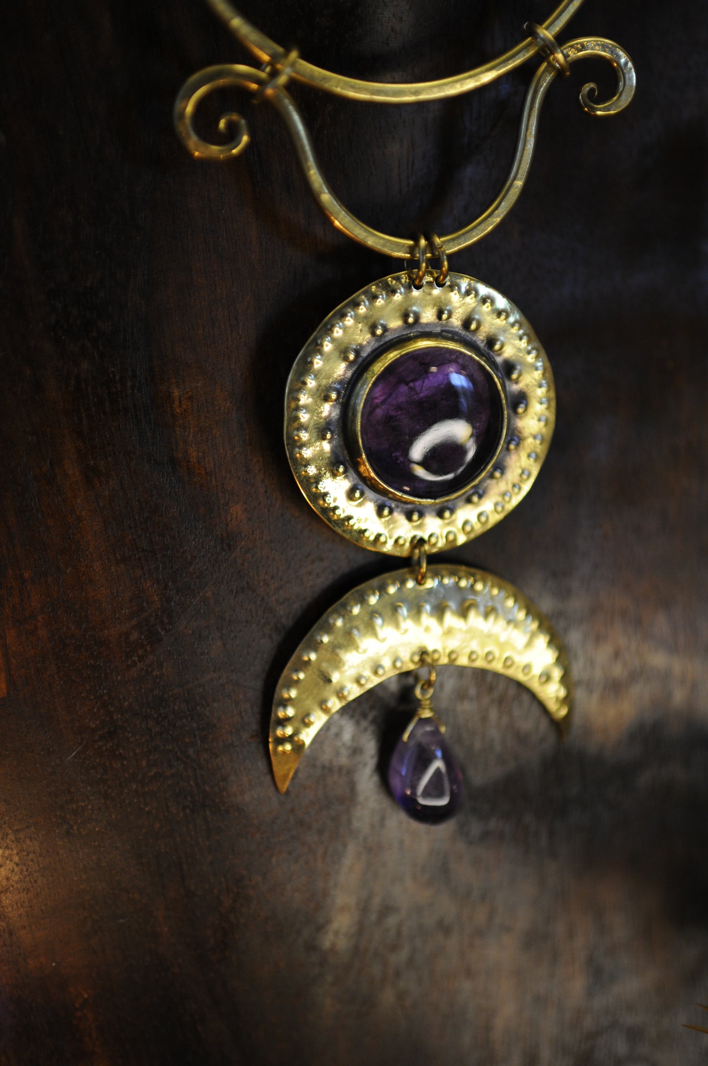 Très grand collier plastron parure Lumière antique en laiton et améthyste