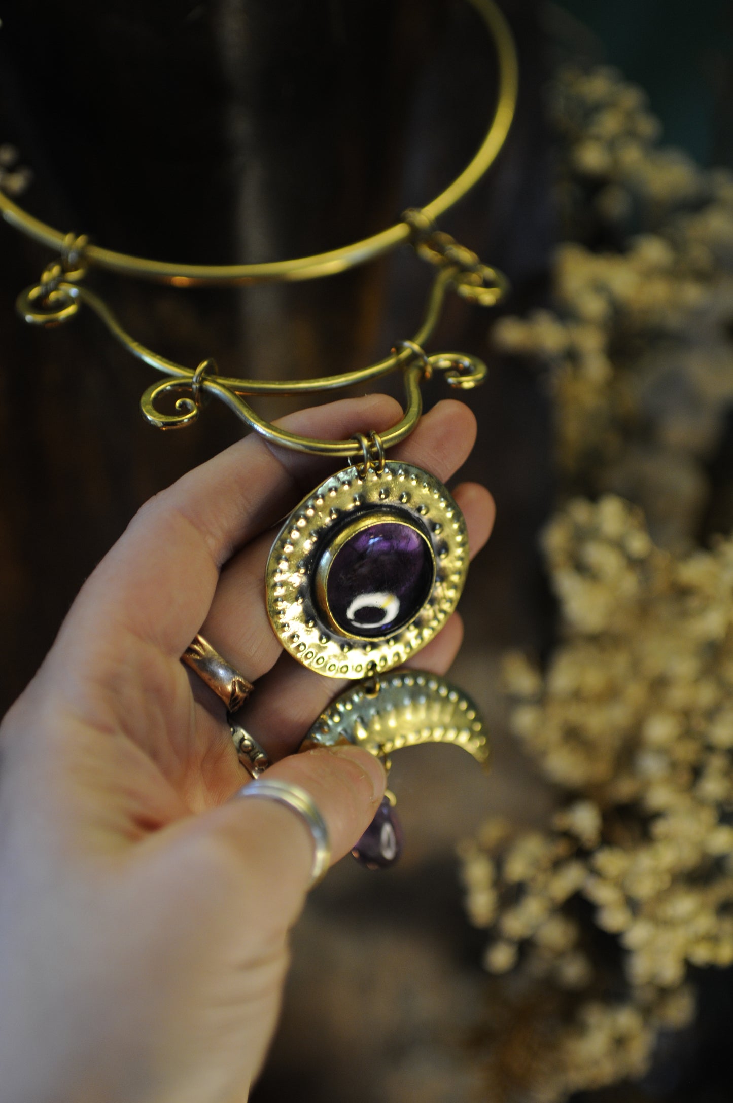 Très grand collier plastron parure Lumière antique en laiton et améthyste