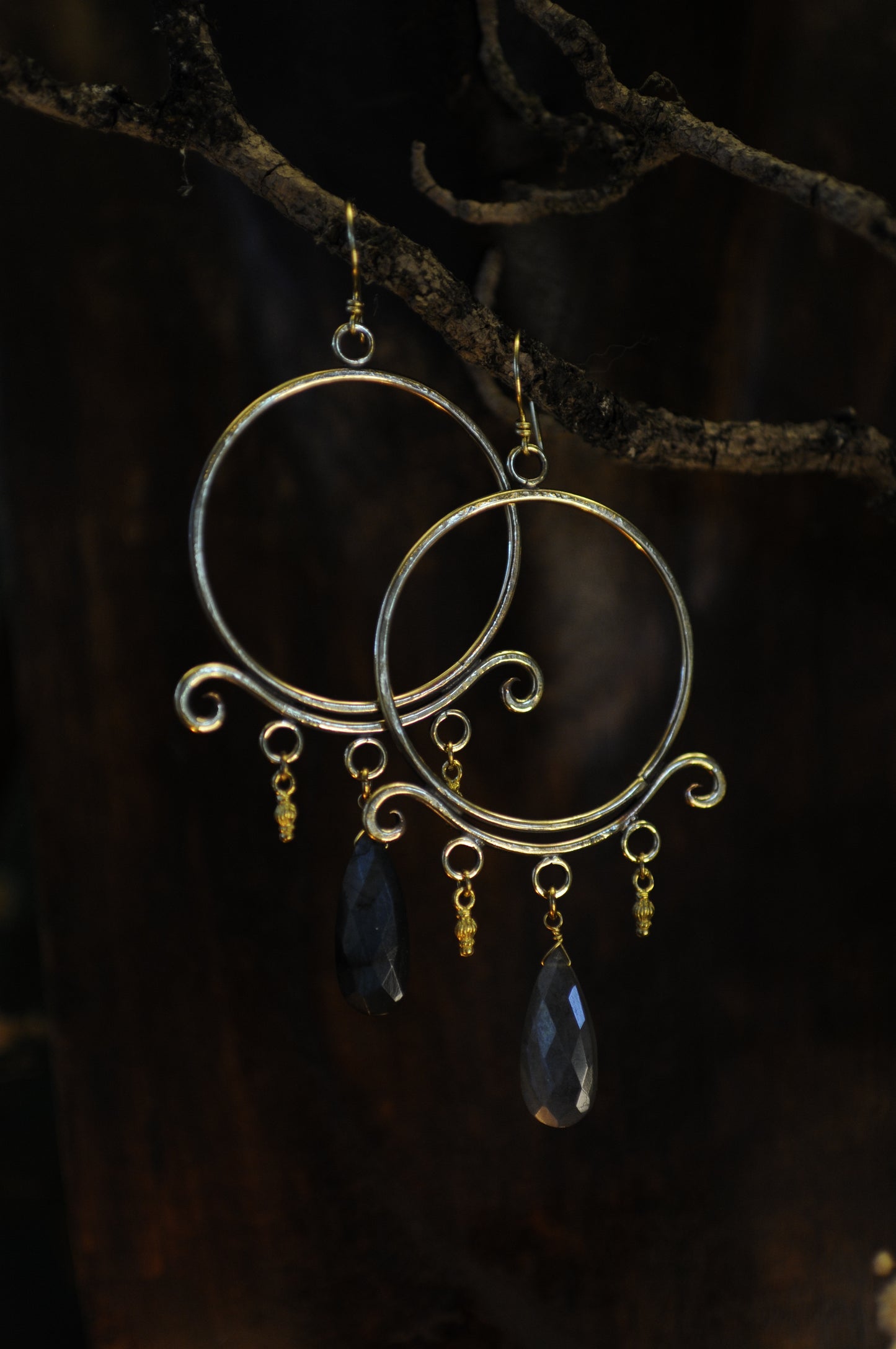 Boucles d'oreilles Sacrée en laiton et perles de labradorite