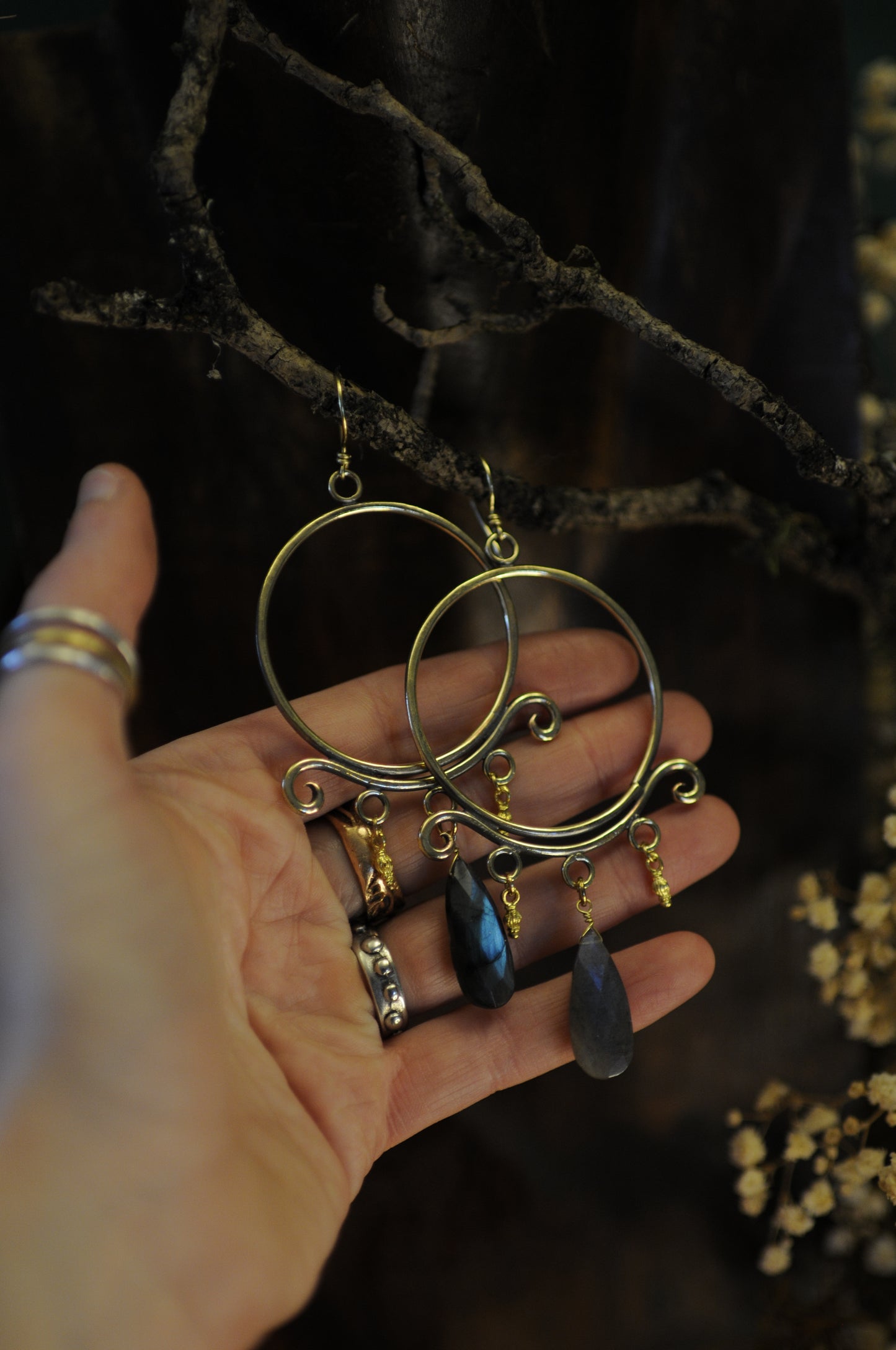 Boucles d'oreilles Sacrée en laiton et perles de labradorite