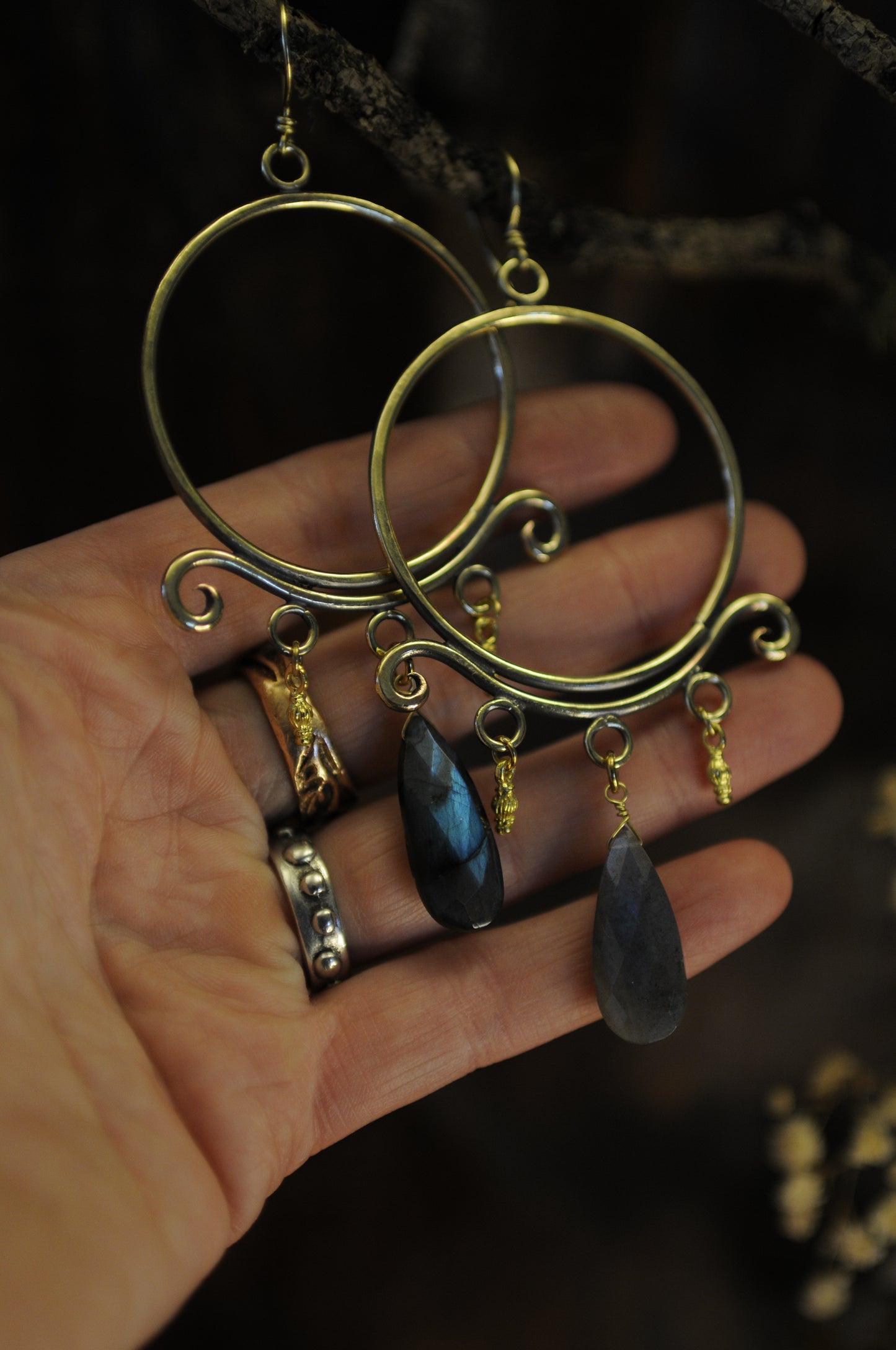 Boucles d'oreilles Sacrée en laiton et perles de labradorite