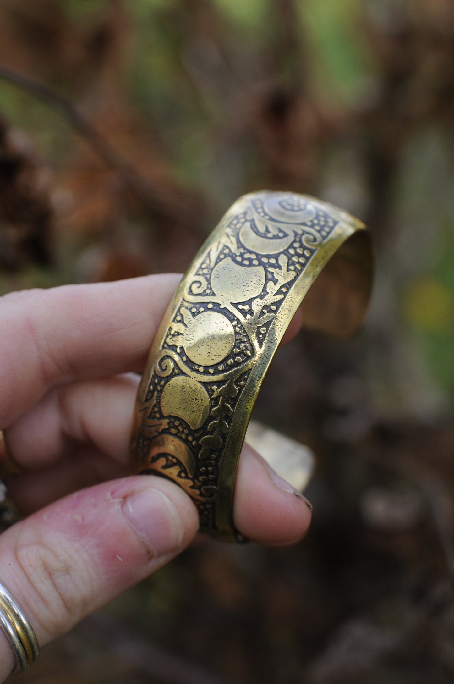 Bracelets laiton gravé bombé G