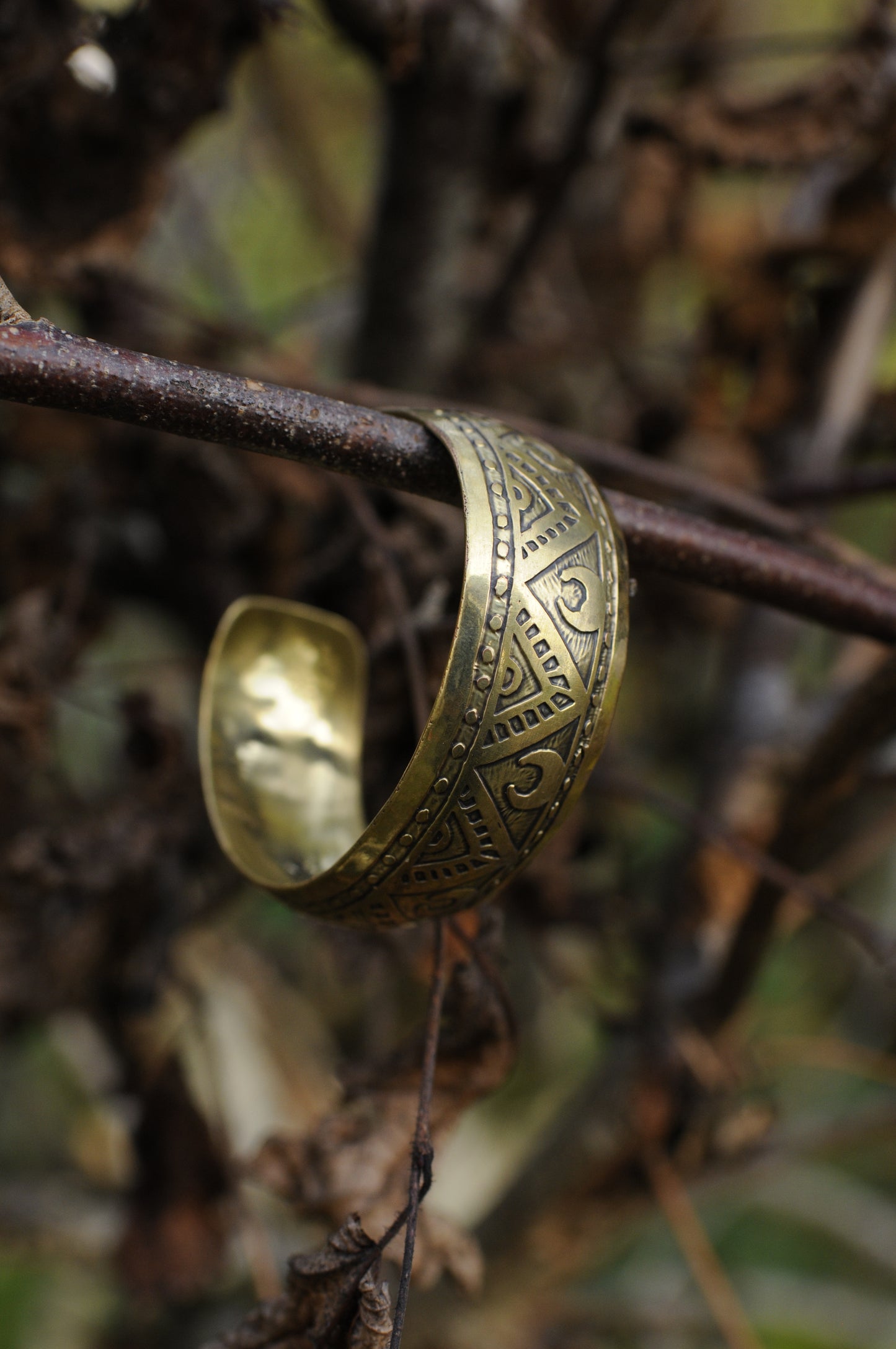 Bracelets laiton gravé bombé J