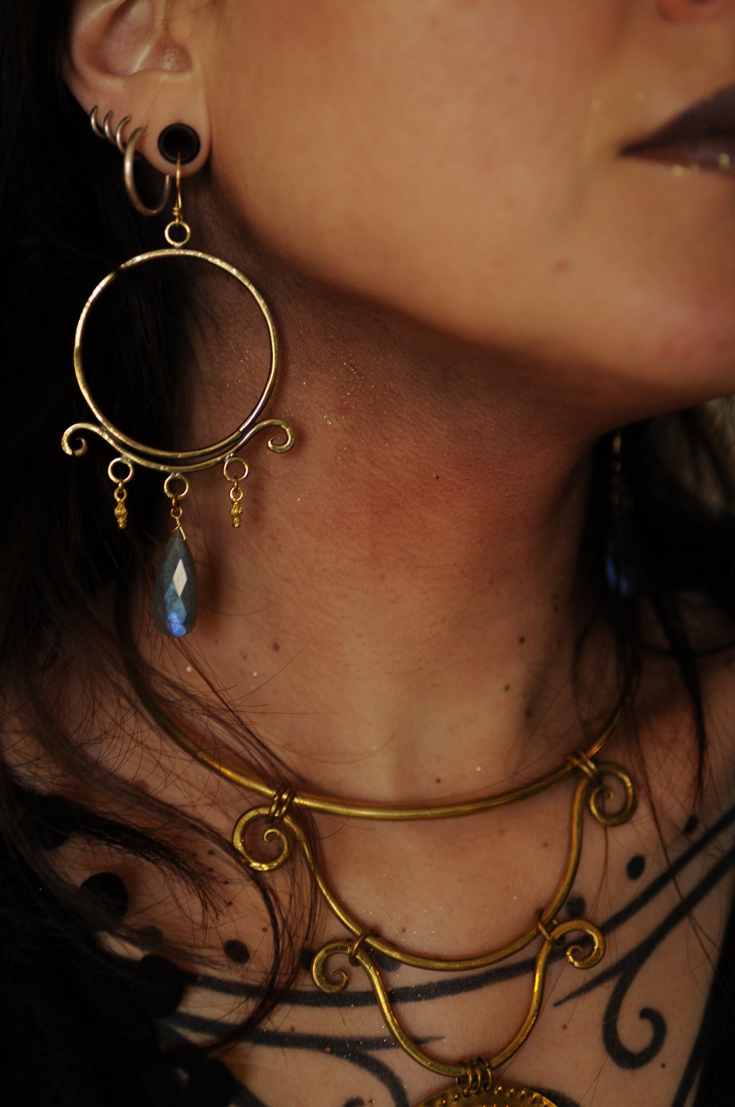 Boucles d'oreilles Sacrée en laiton et perles de labradorite