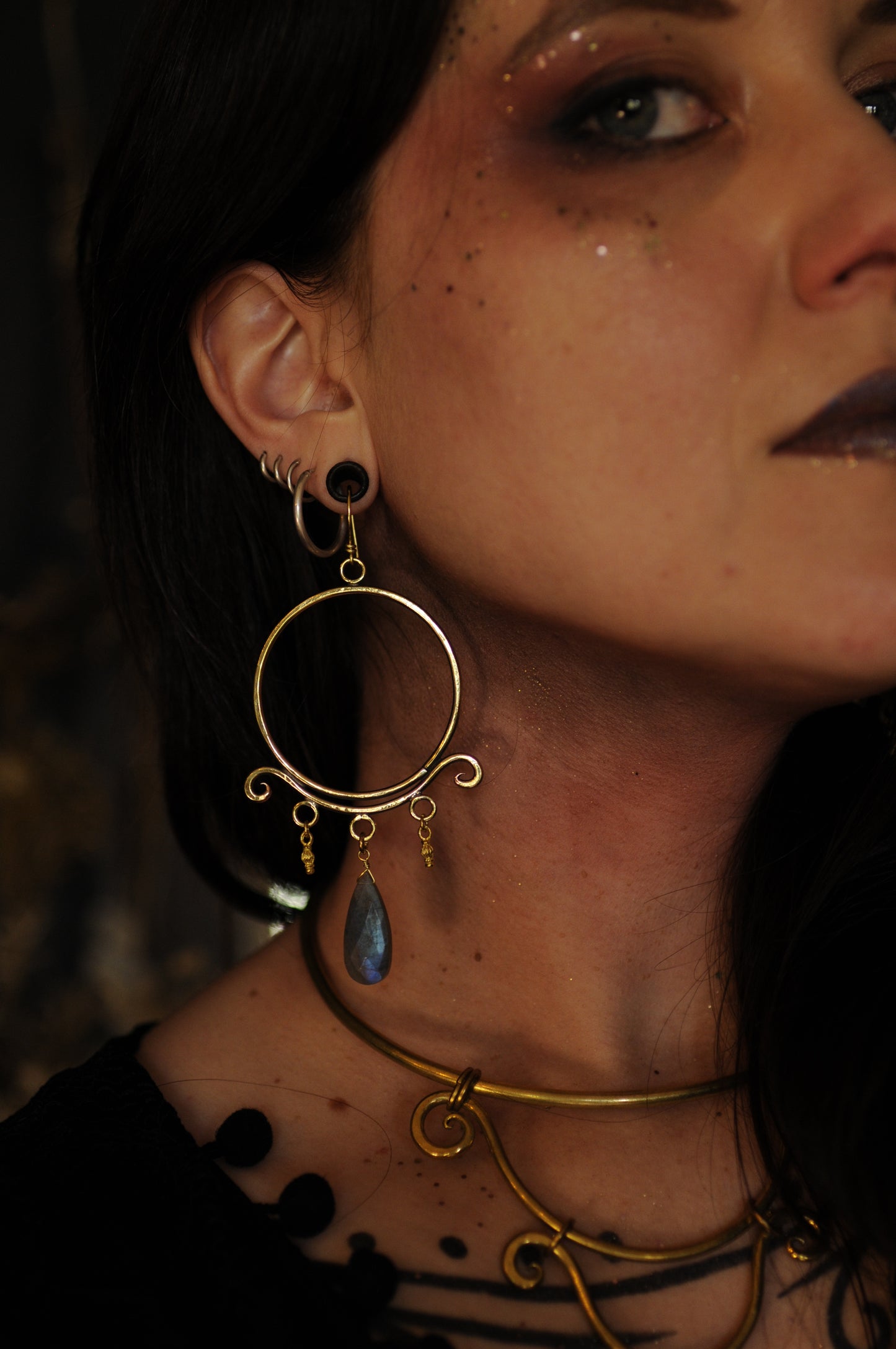 Boucles d'oreilles Sacrée en laiton et perles de labradorite