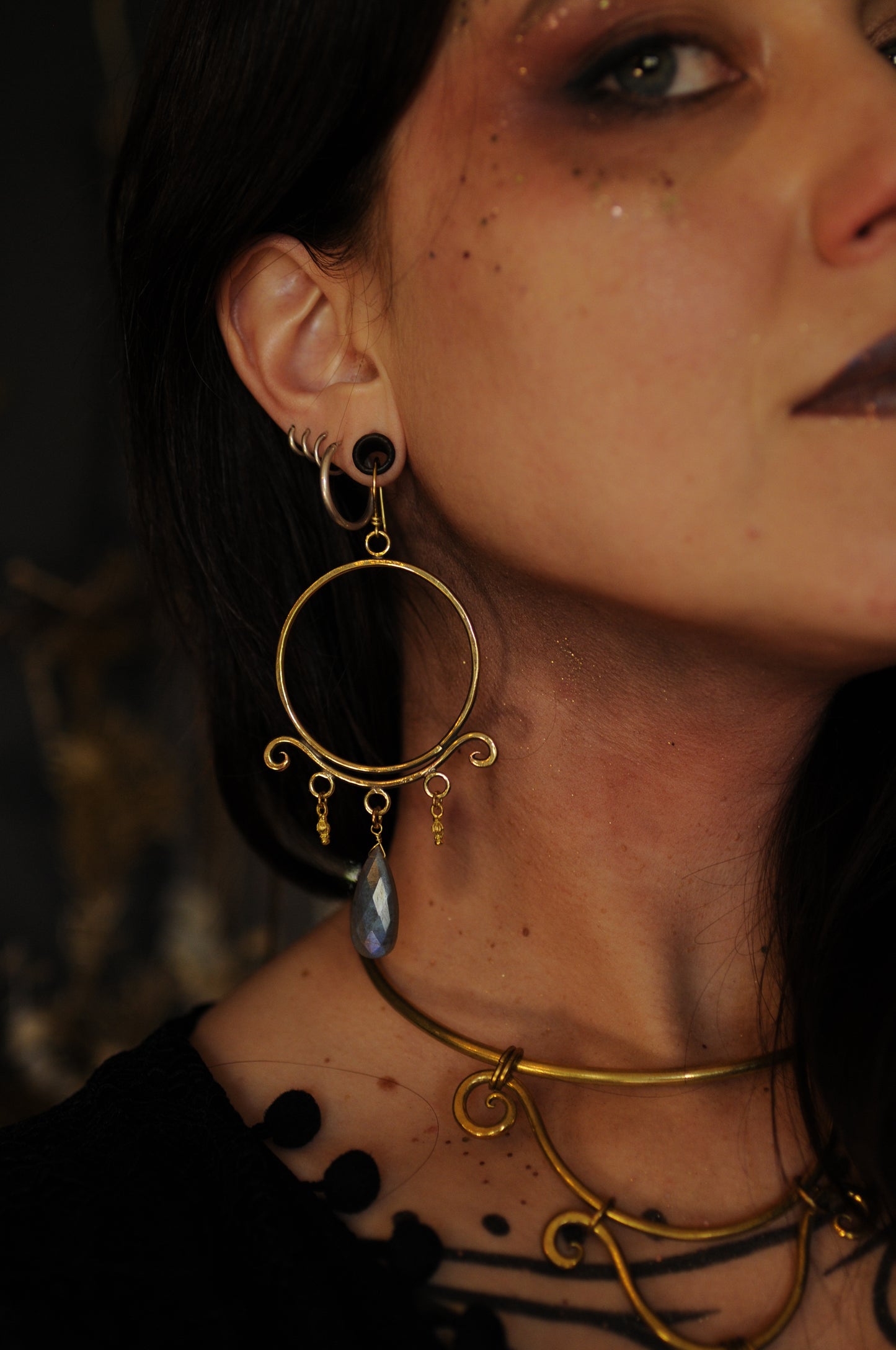 Boucles d'oreilles Sacrée en laiton et perles de labradorite