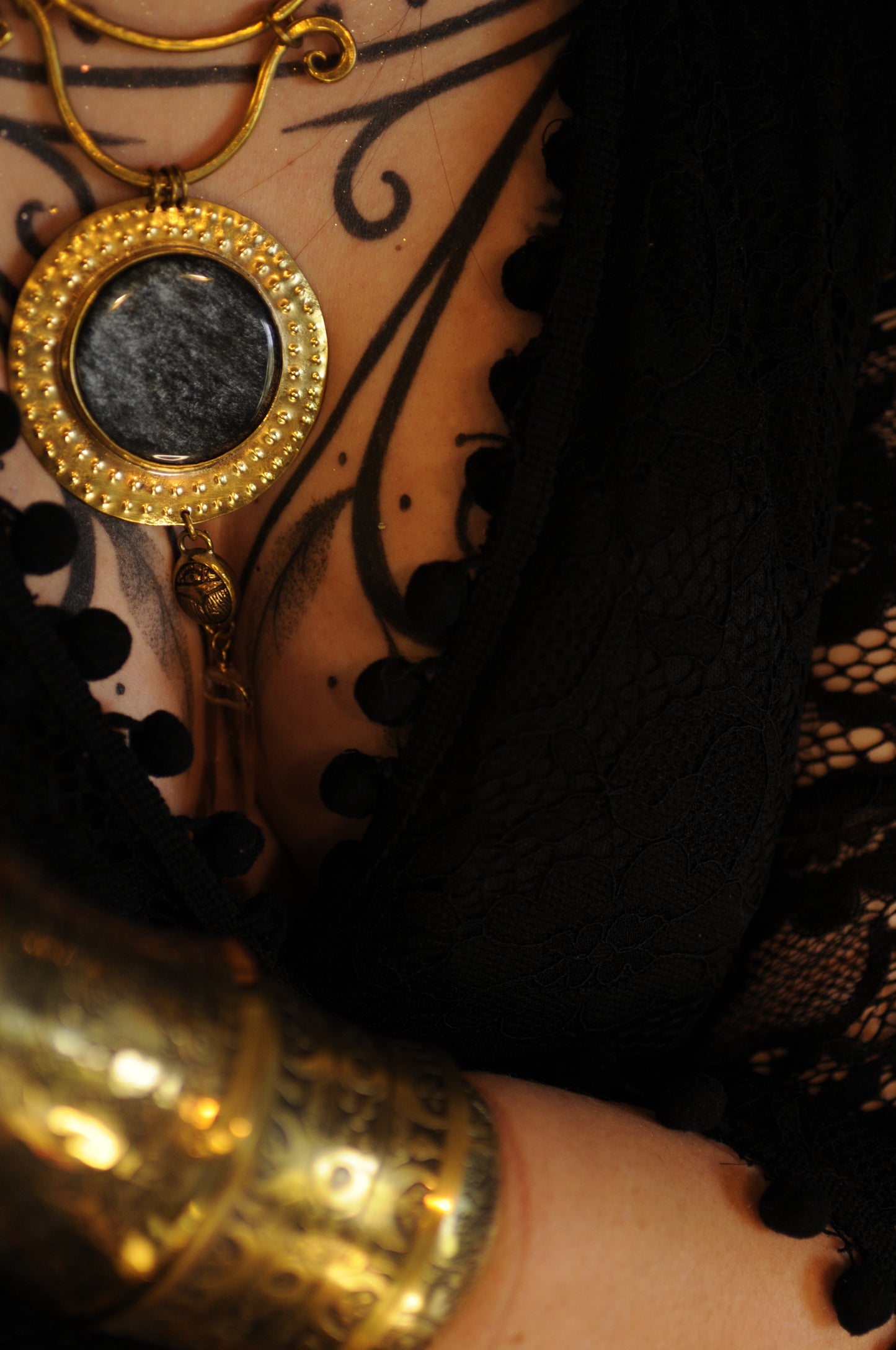 Grand collier plastron Prêtresse d'Hathor en laiton, Obsidienne , scarabée en bronze et quartz