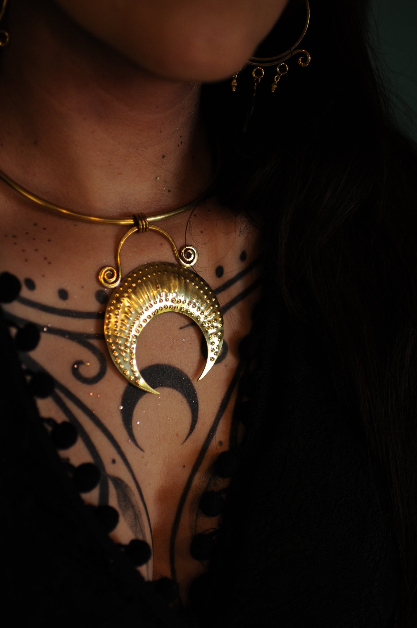 Collier tour de cou Temps ancien en laiton