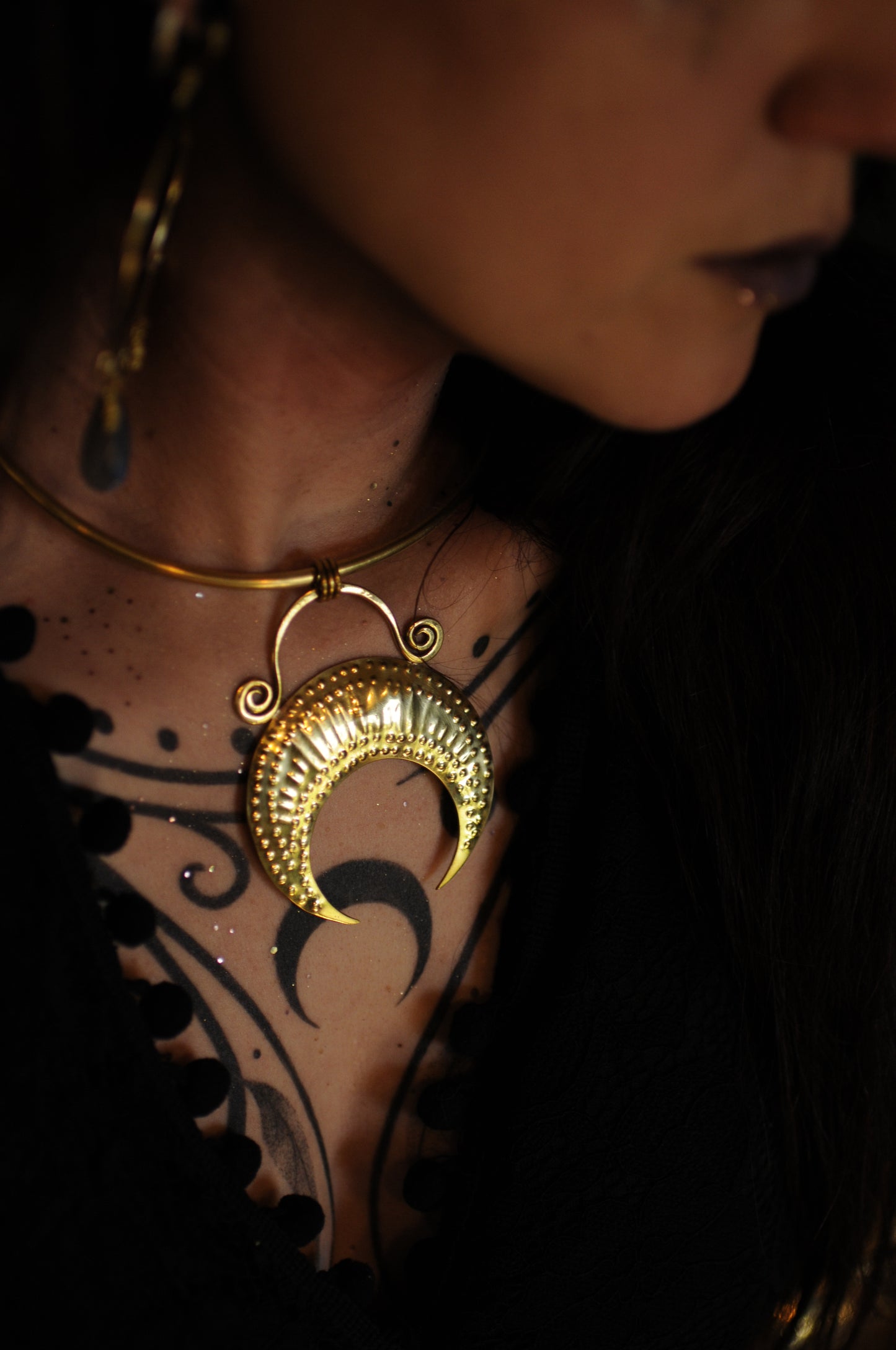 Collier tour de cou Temps ancien en laiton