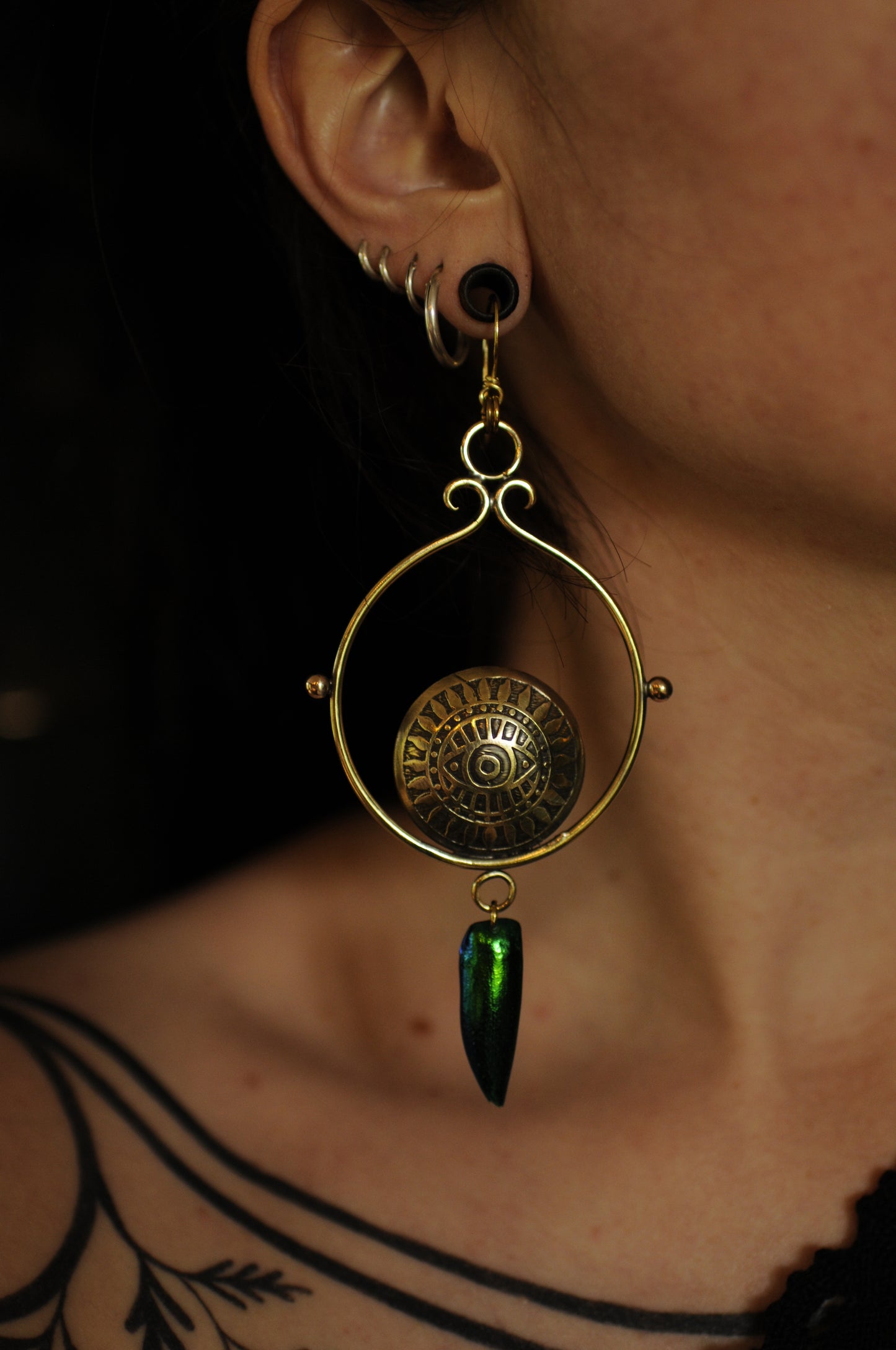 Longue boucles d'oreille l'œil du scarabée en laiton, bille de bronze et élytres de scarabée