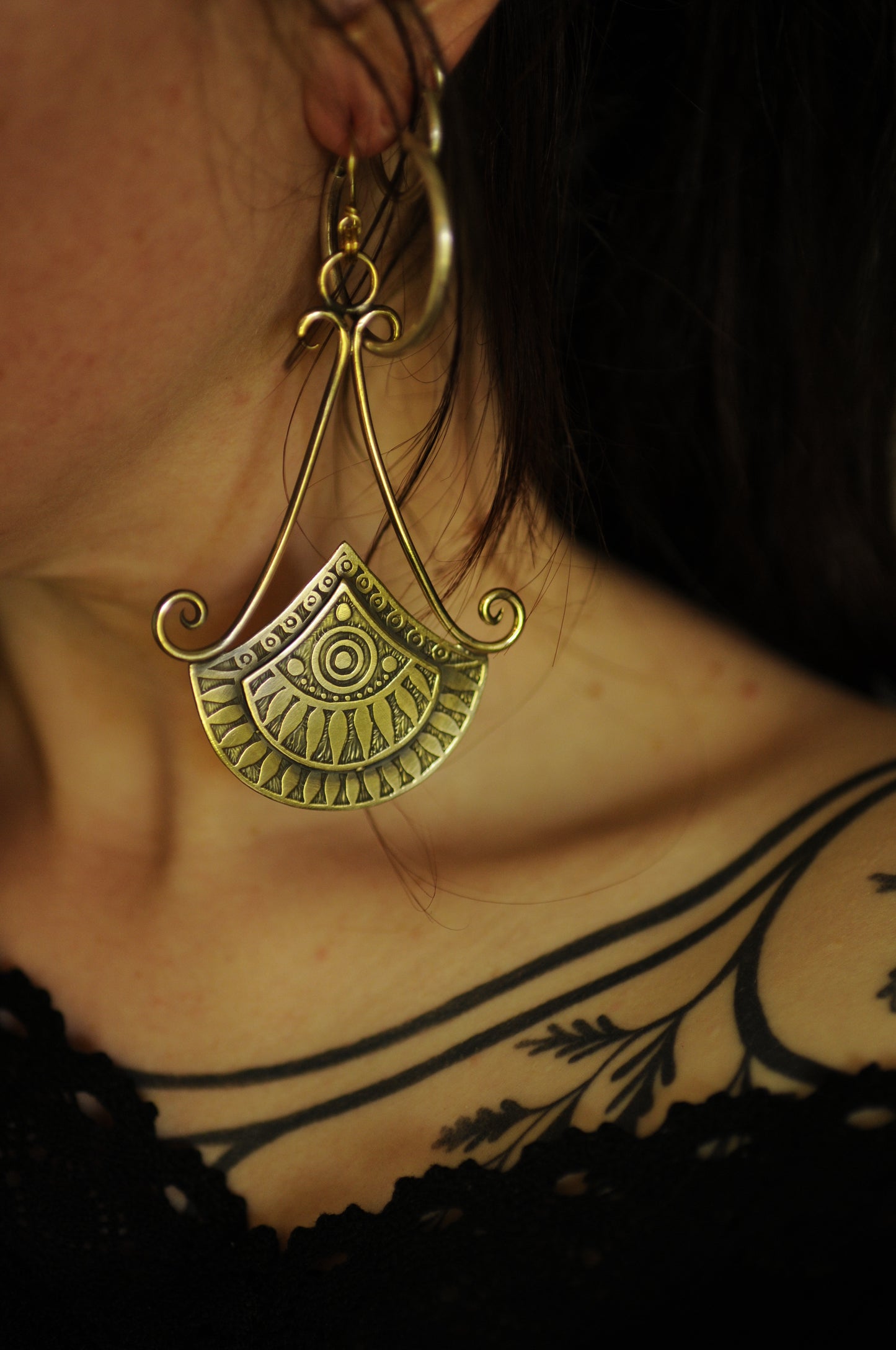 Longue boucles d'oreilles éventail égyptien en laiton gravé