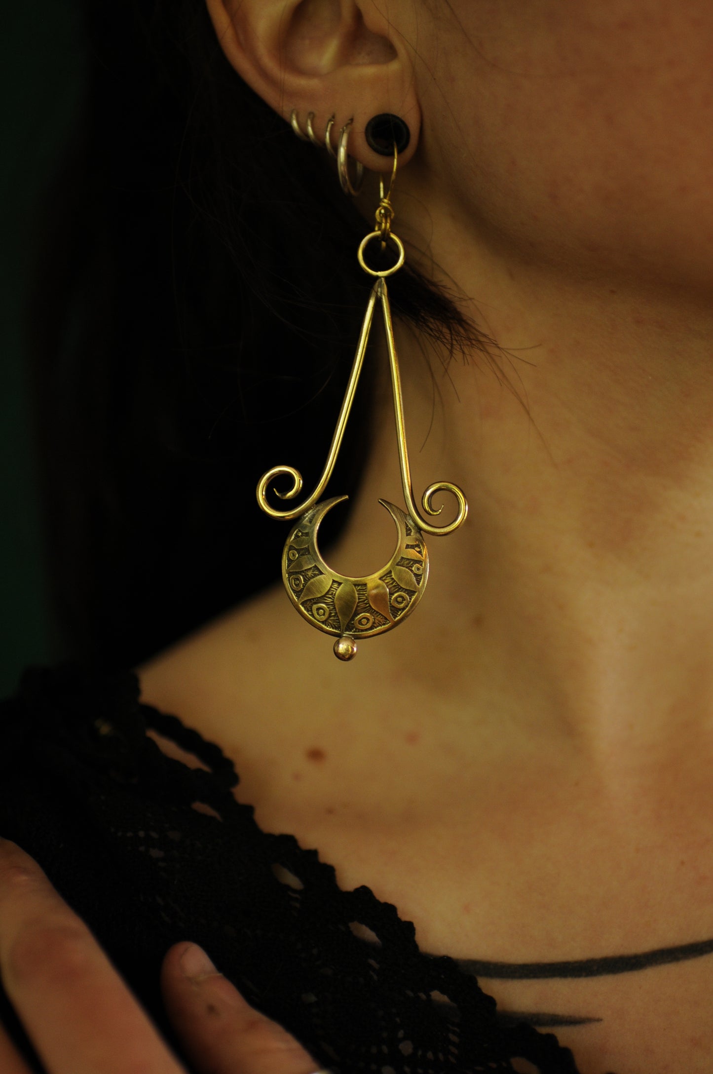 Longue boucles d'oreilles Lune égyptienne en laiton gravé et bille de bronze