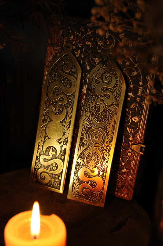 Marque page en laiton gravé Serpents lunes