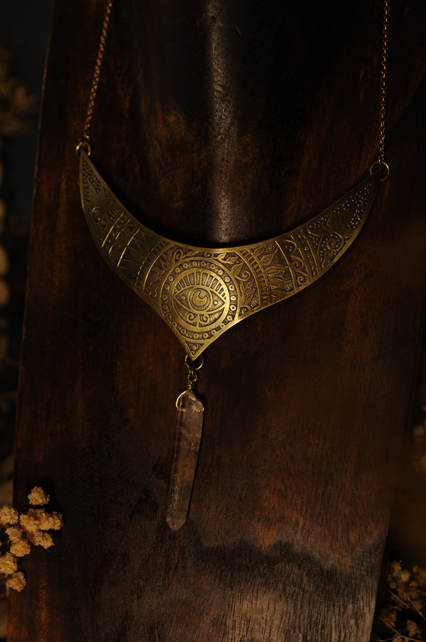 Petit plastron en laiton gravé et pointe de quartz, Oeil veilleur