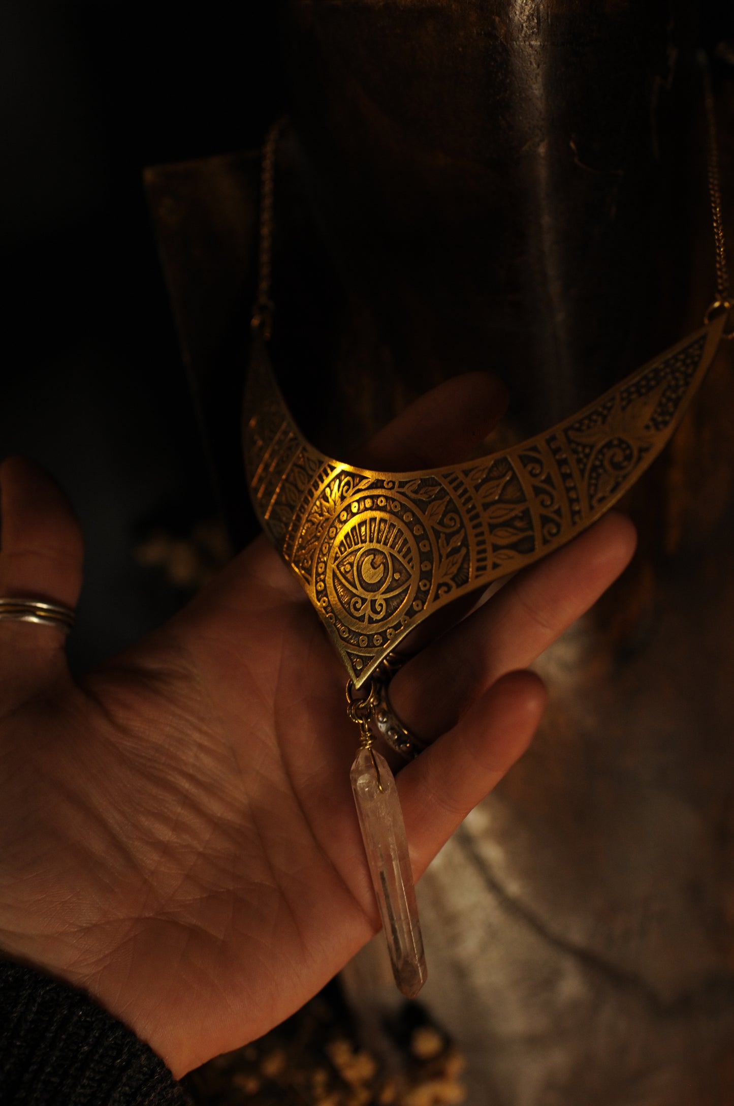 Petit plastron en laiton gravé et pointe de quartz, Oeil veilleur