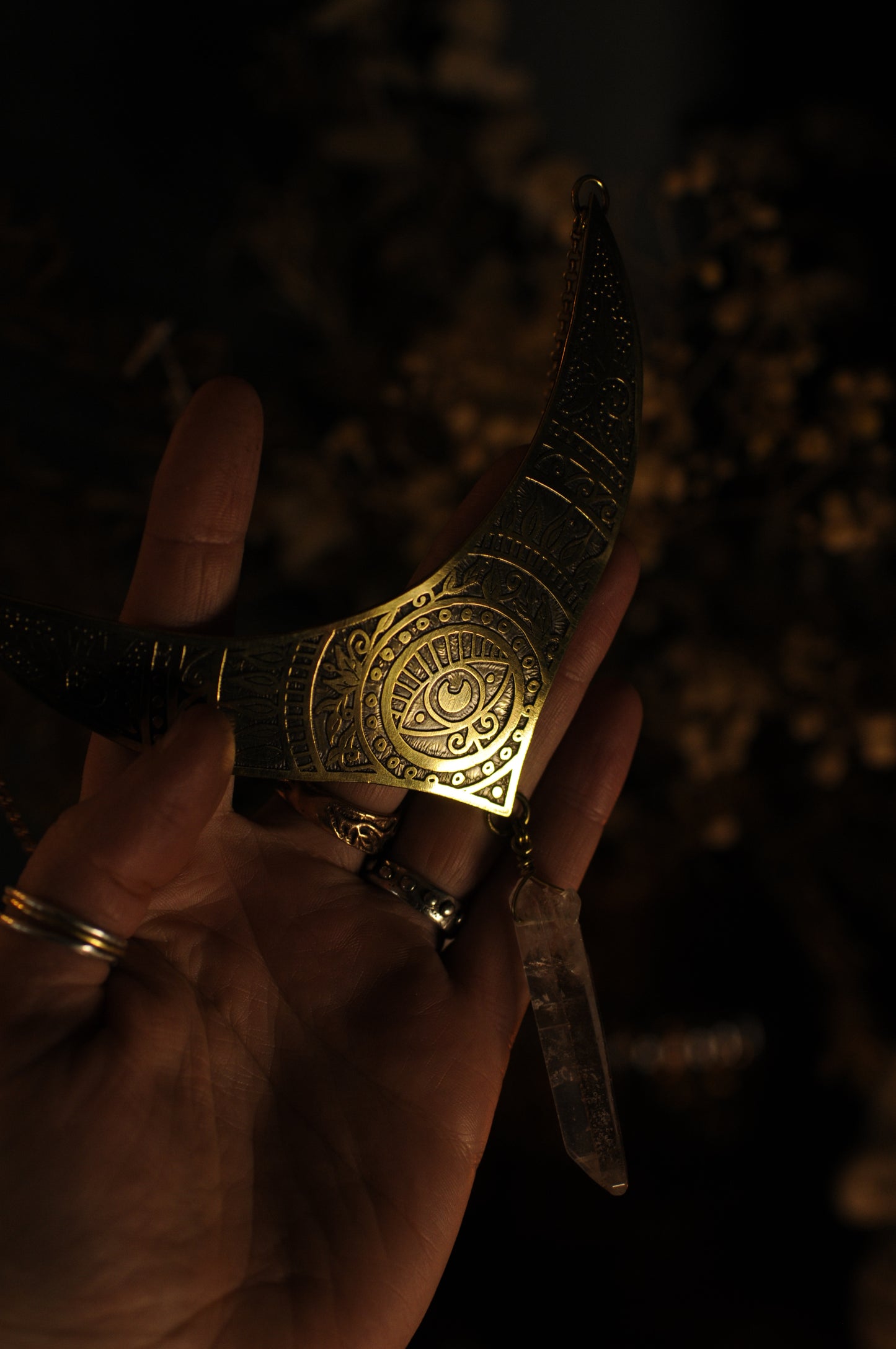 Petit plastron en laiton gravé et pointe de quartz, Oeil veilleur