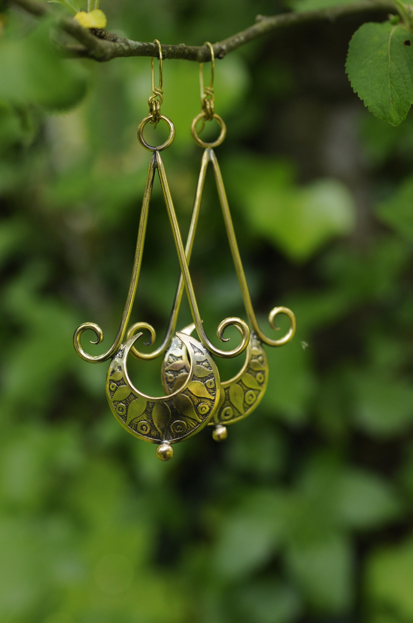 Longue boucles d'oreilles Lune égyptienne en laiton gravé et bille de bronze