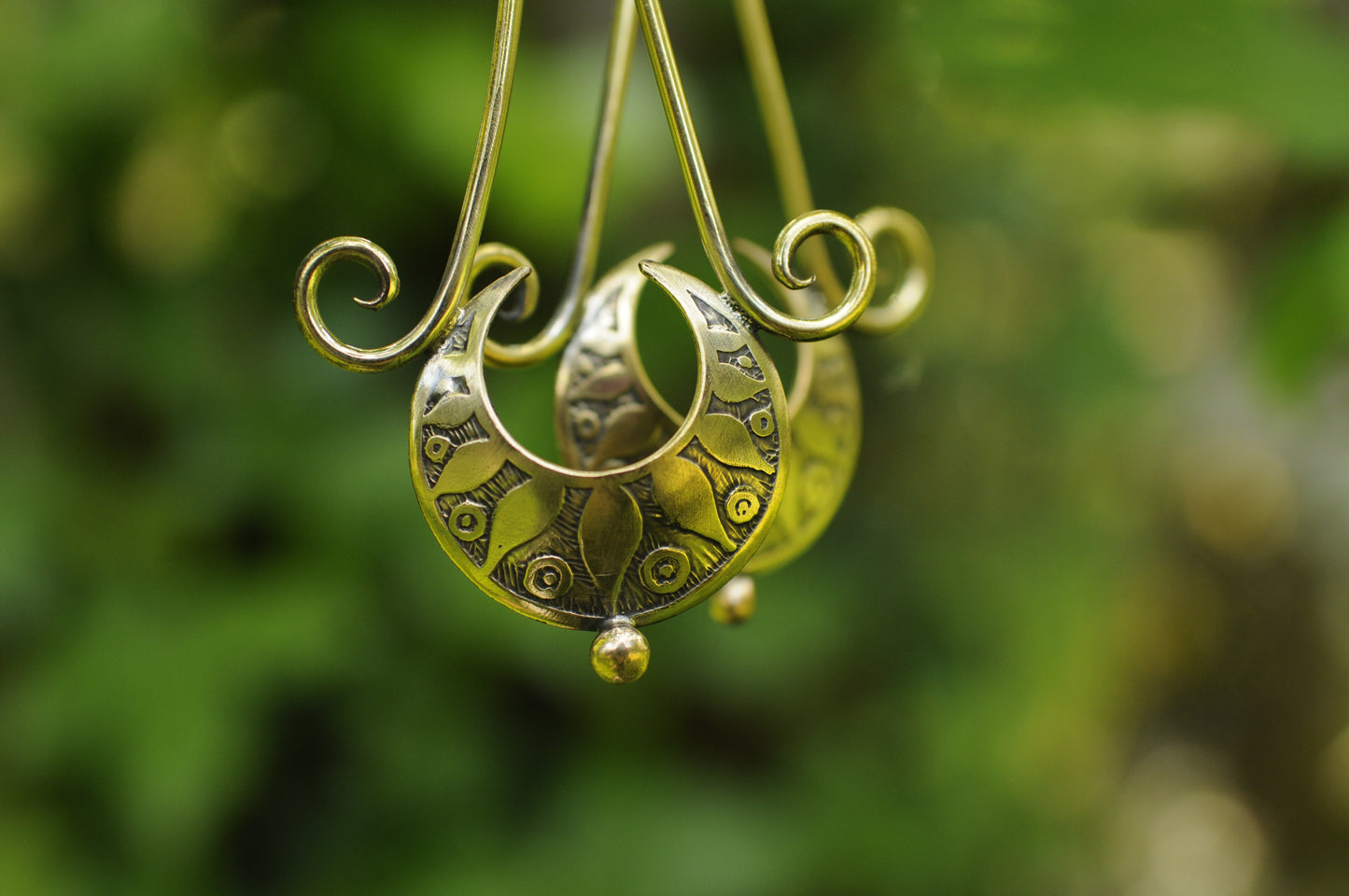 Longue boucles d'oreilles Lune égyptienne en laiton gravé et bille de bronze