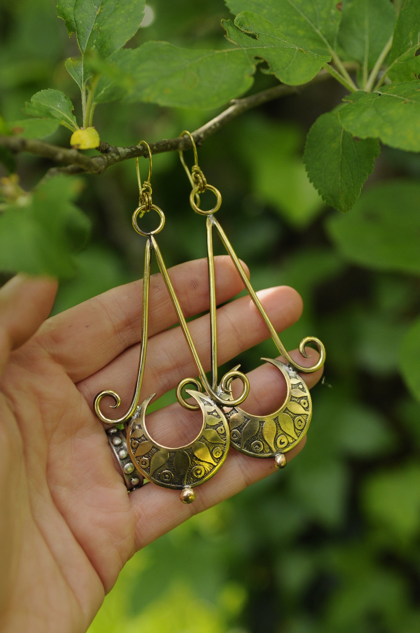 Longue boucles d'oreilles Lune égyptienne en laiton gravé et bille de bronze