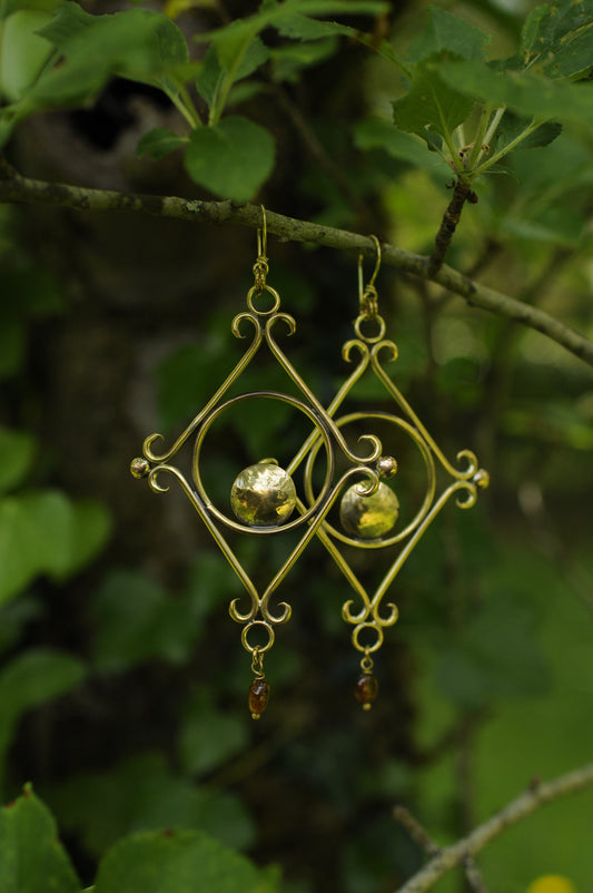Grandes boucles d'oreilles Glyphes protectrices laiton et grenats orange