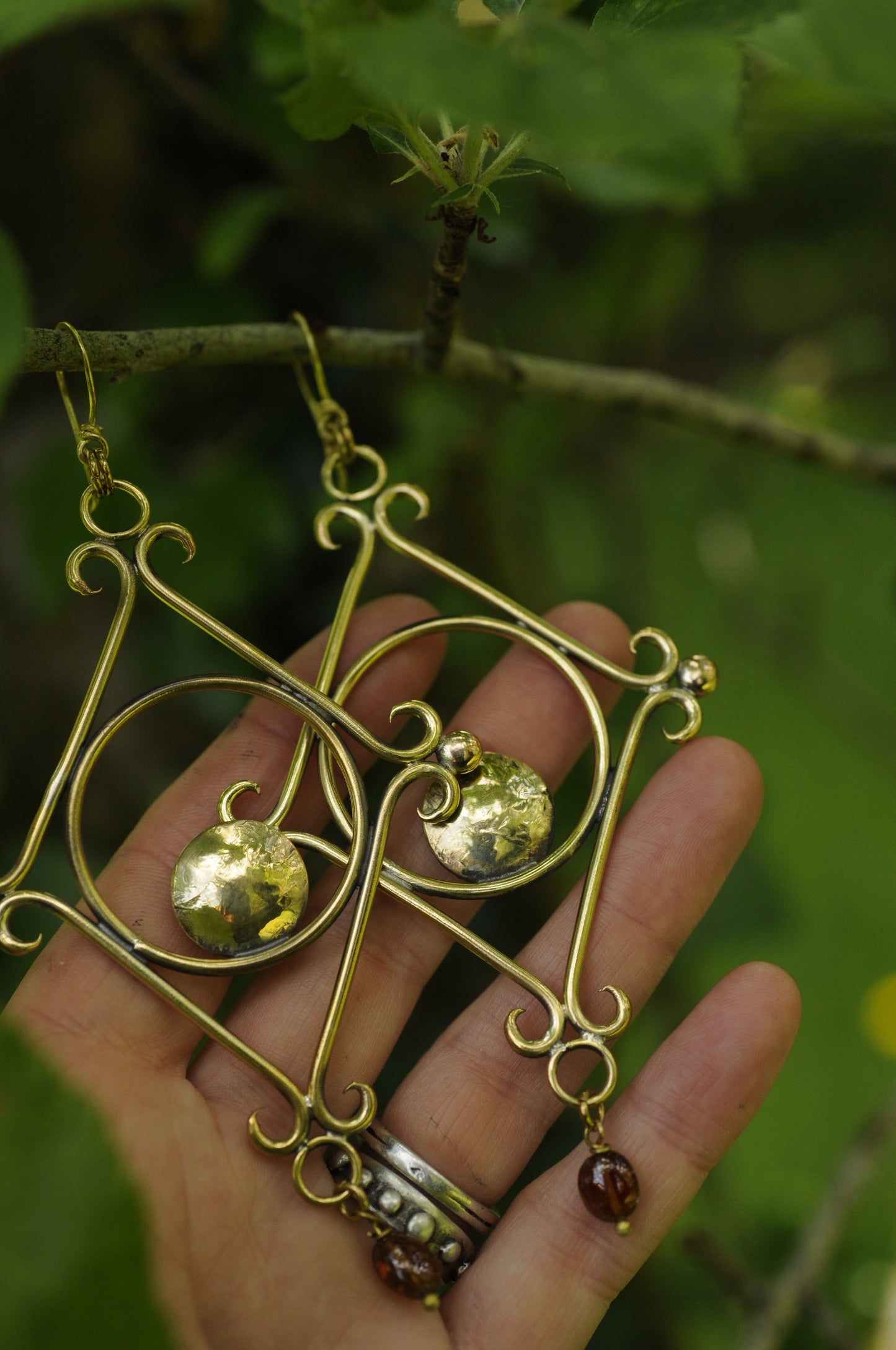 Grandes boucles d'oreilles Glyphes protectrices laiton et grenats orange