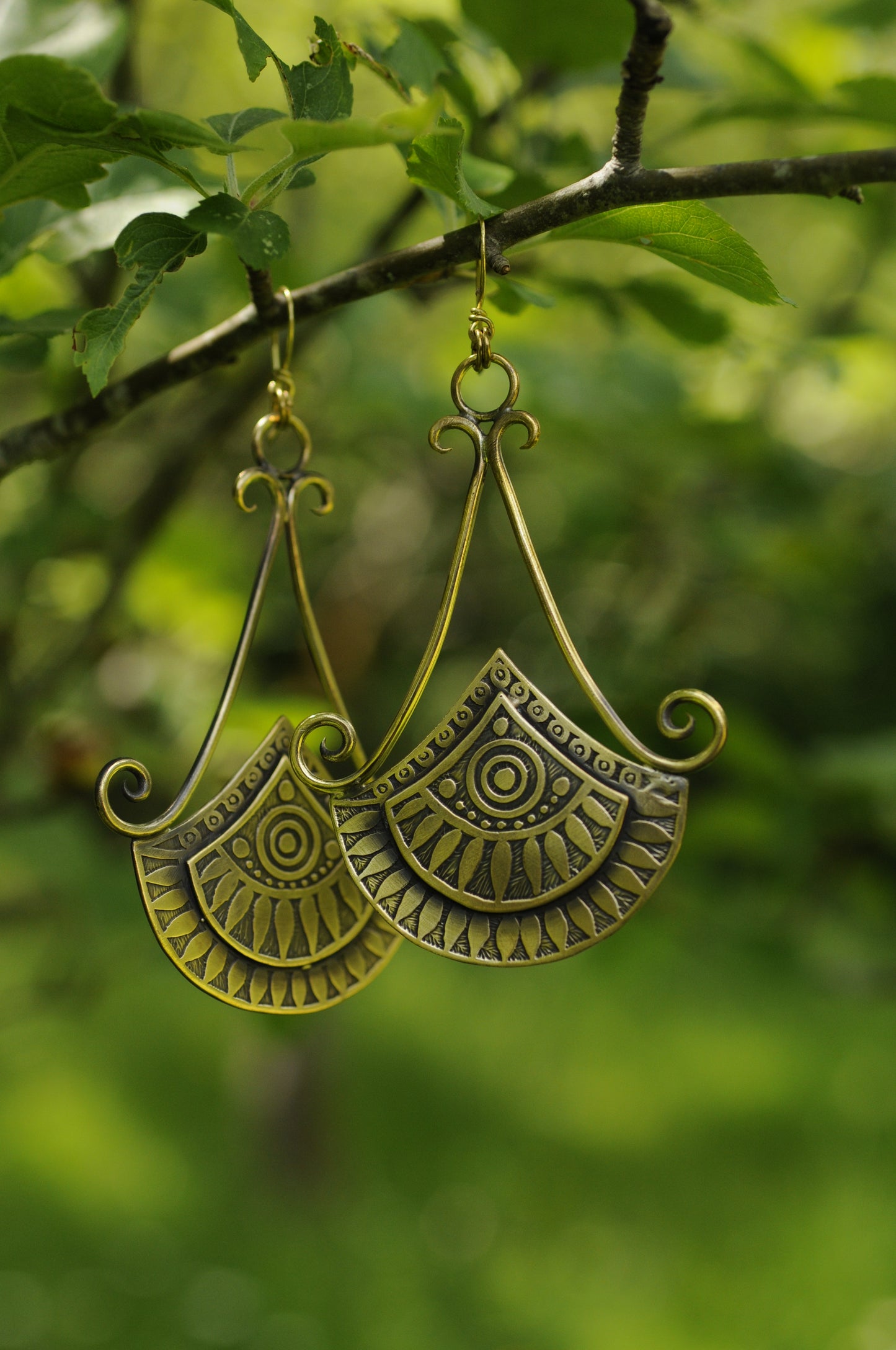 Longue boucles d'oreilles éventail égyptien en laiton gravé