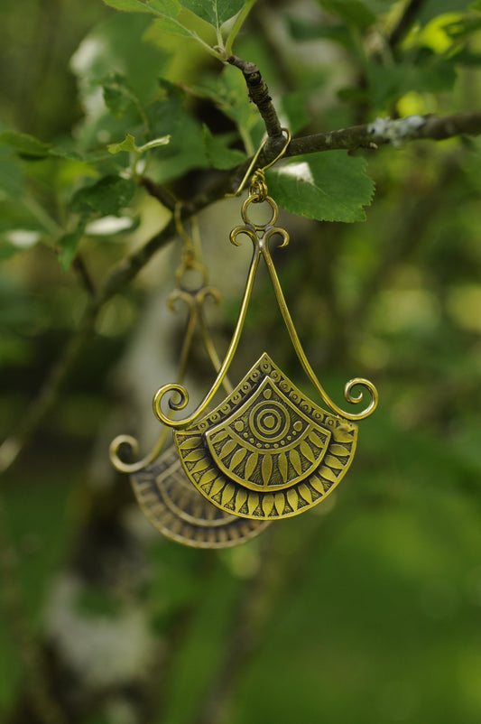 Longue boucles d'oreilles éventail égyptien en laiton gravé