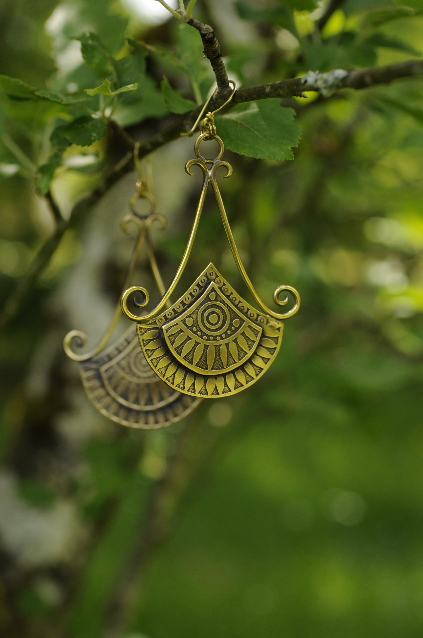 Longue boucles d'oreilles éventail égyptien en laiton gravé