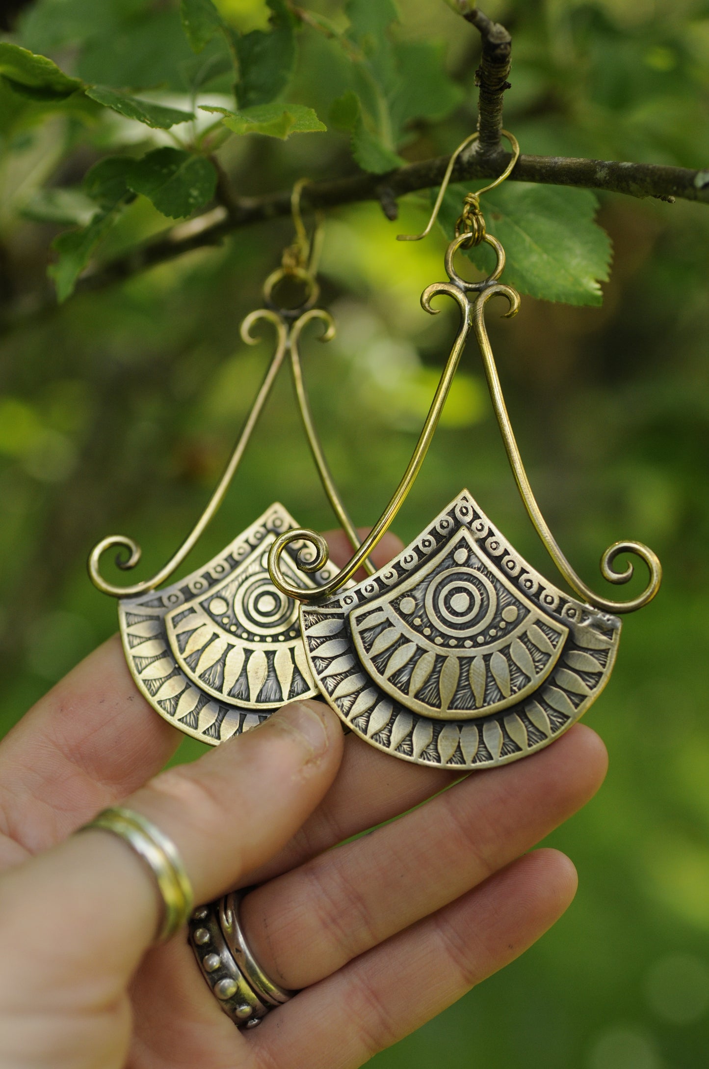 Longue boucles d'oreilles éventail égyptien en laiton gravé
