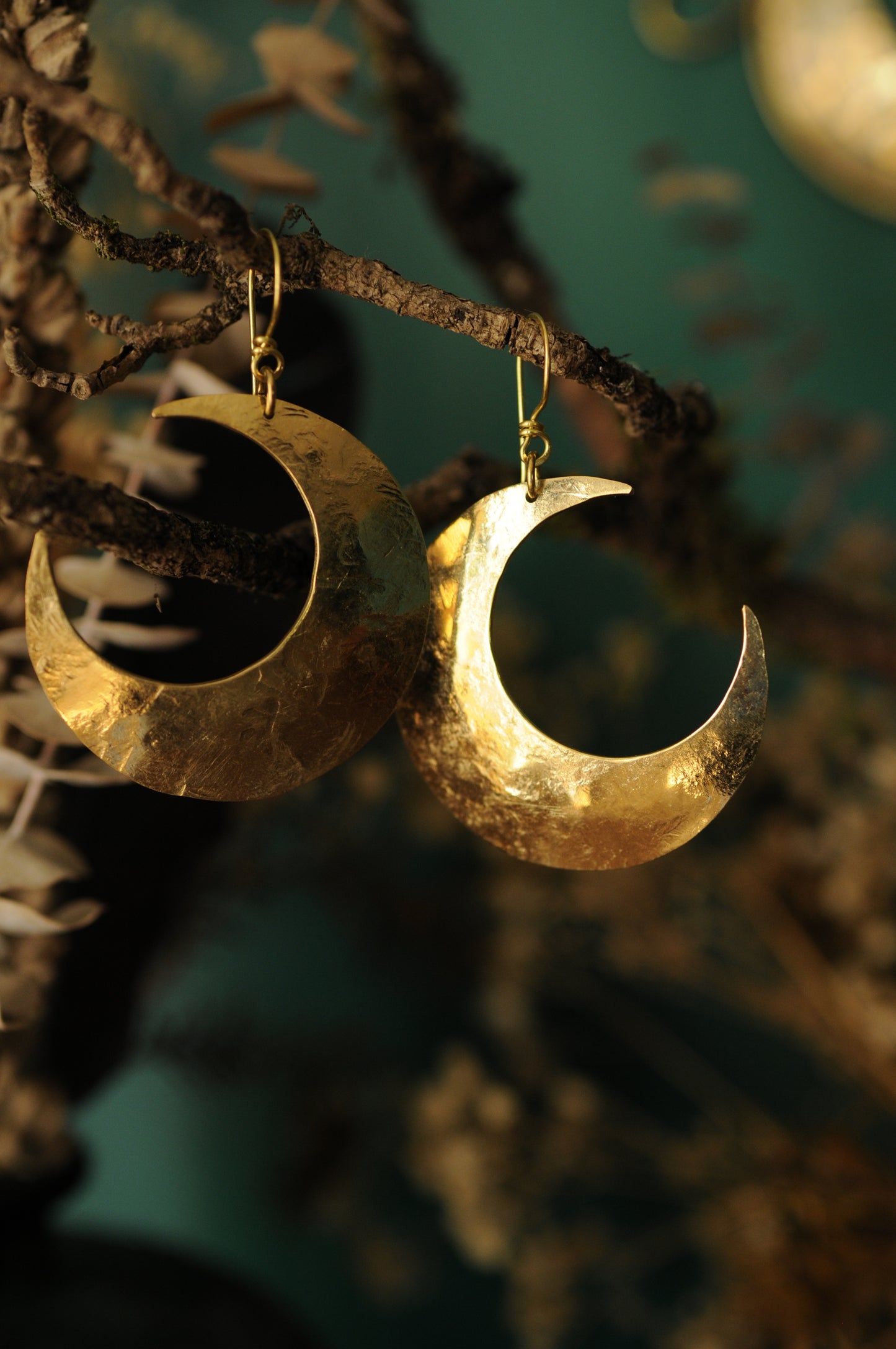 Boucles d'oreilles grand croissant de lune martelé en laiton