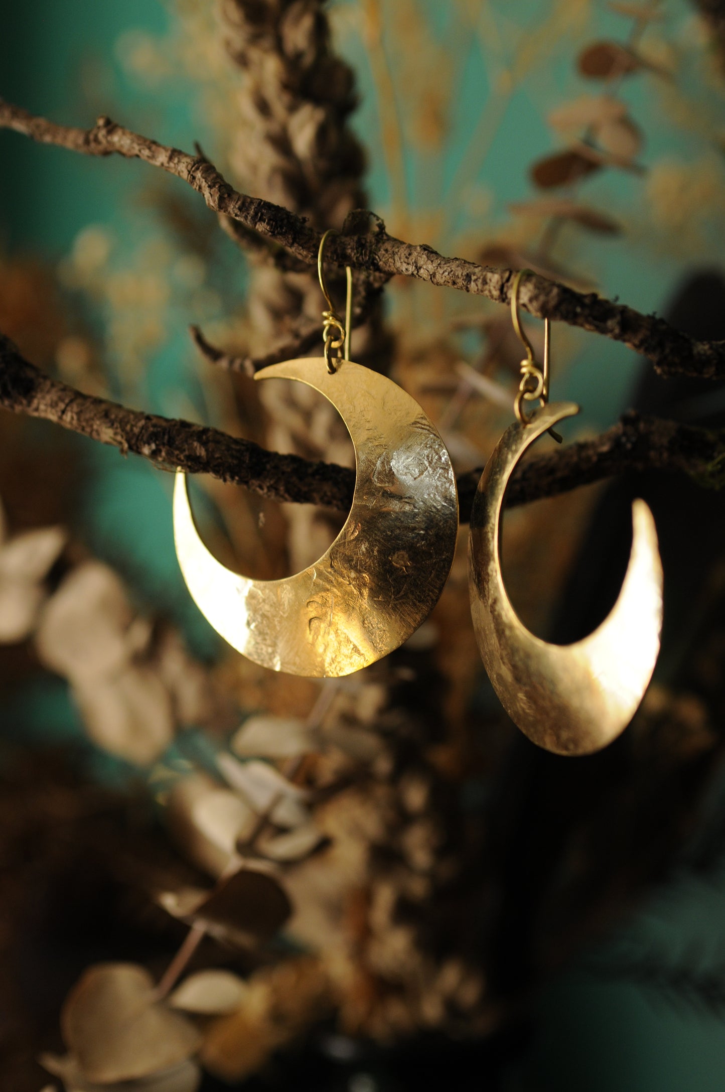 Boucles d'oreilles grand croissant de lune martelé en laiton