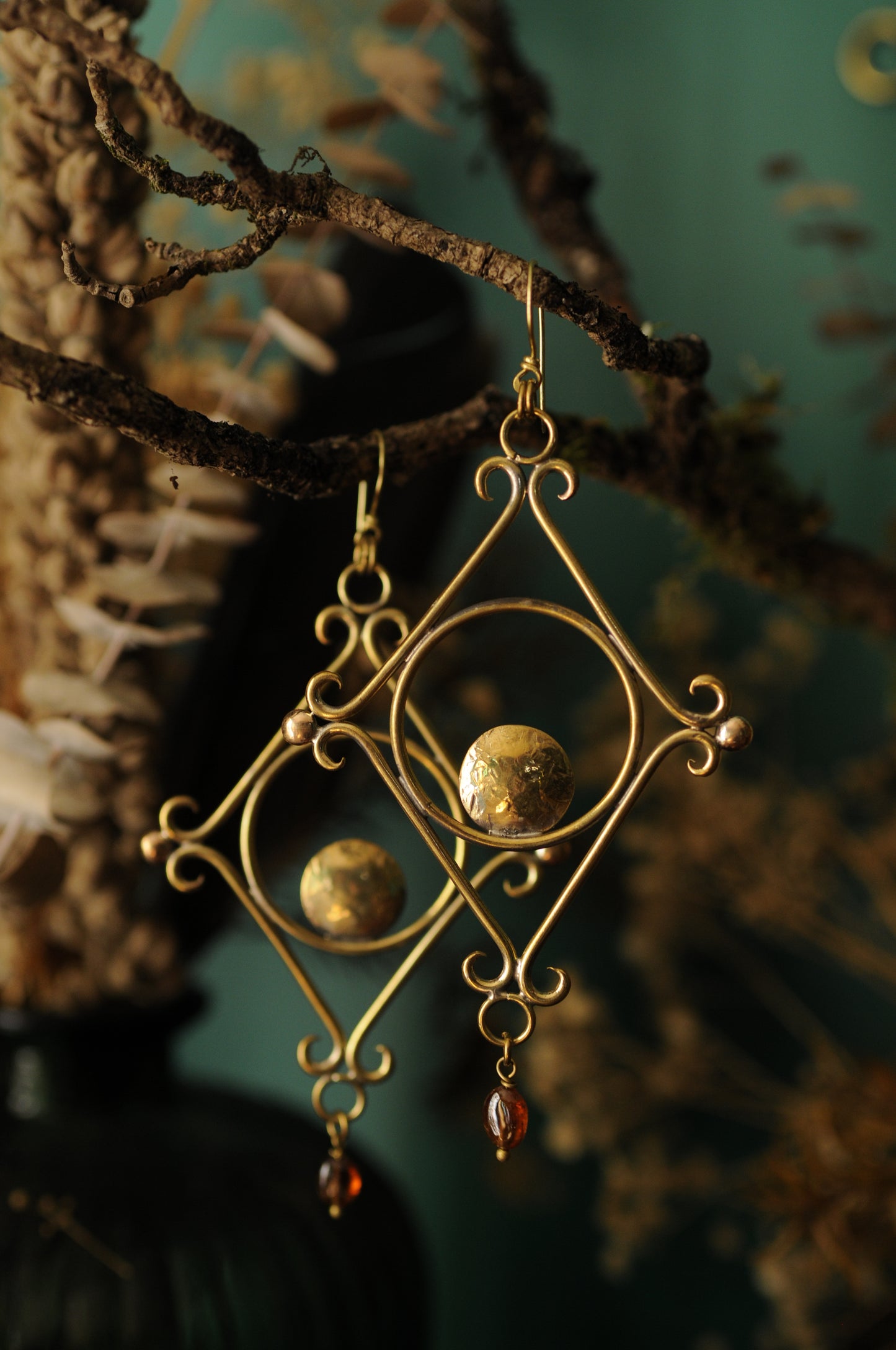 Grandes boucles d'oreilles Glyphes protectrices laiton et grenats orange