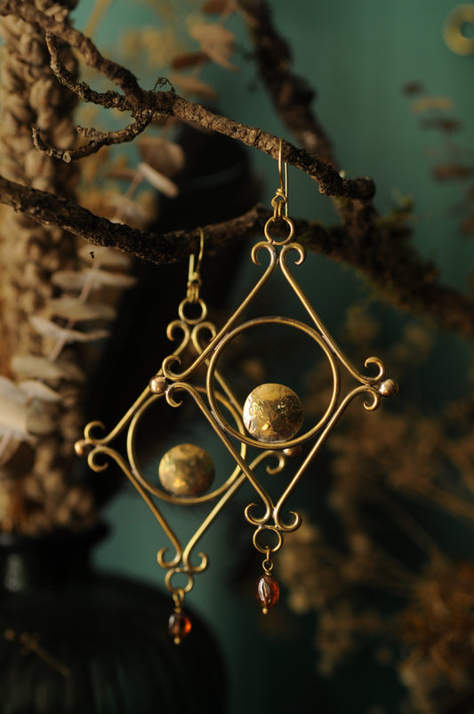 Grandes boucles d'oreilles Glyphes protectrices laiton et grenats orange