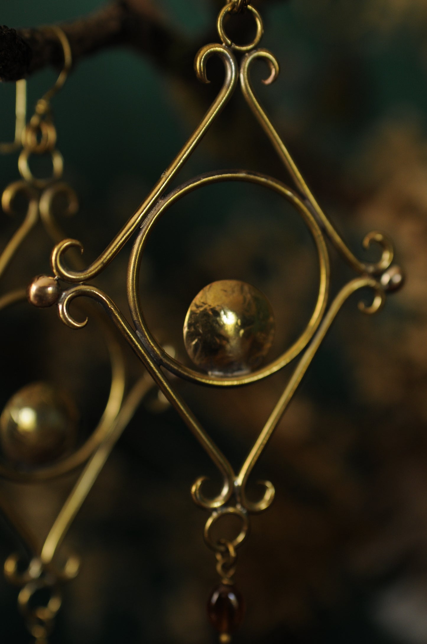 Grandes boucles d'oreilles Glyphes protectrices laiton et grenats orange