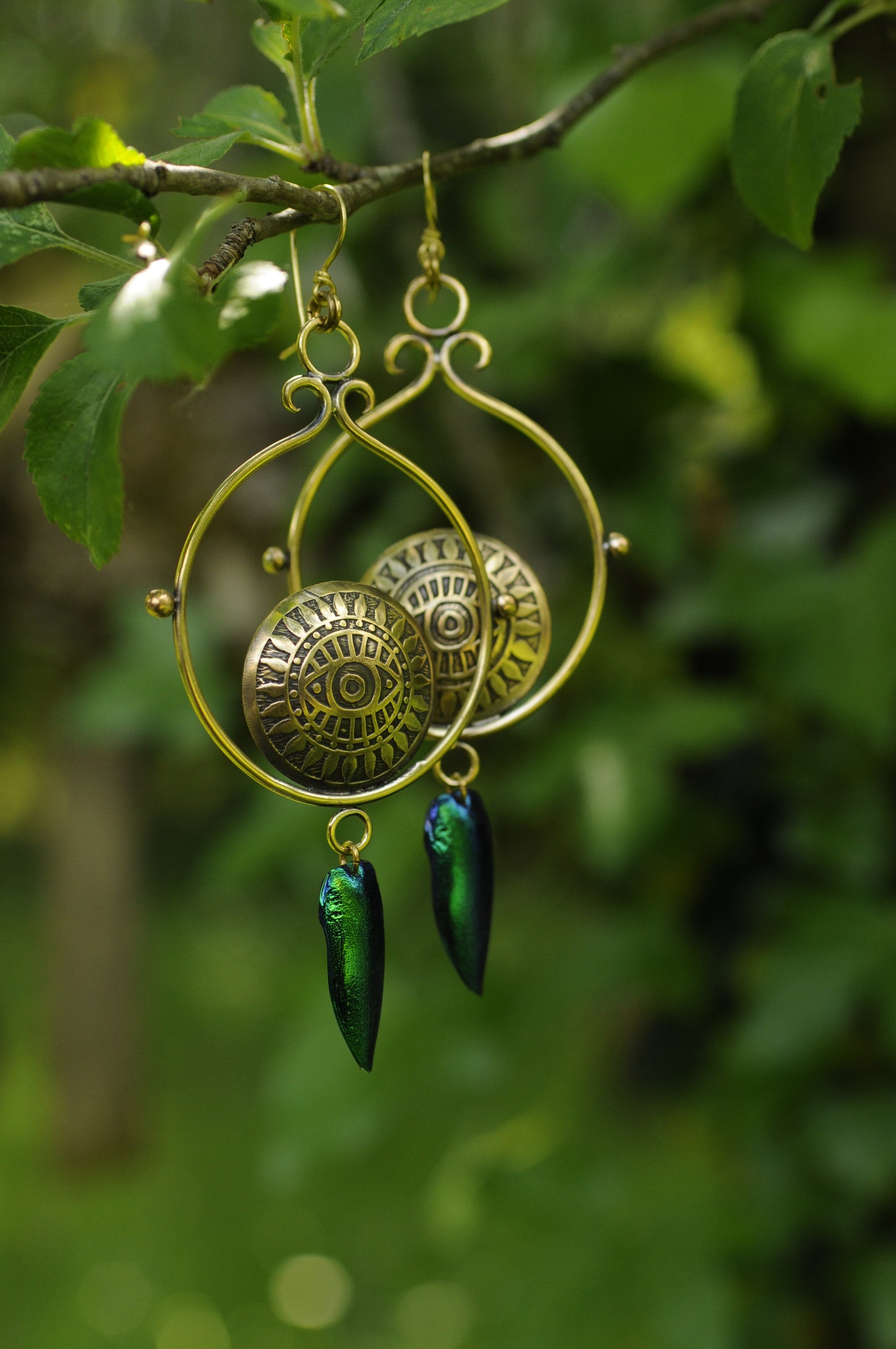 Longue boucles d'oreille l'œil du scarabée en laiton, bille de bronze et élytres de scarabée