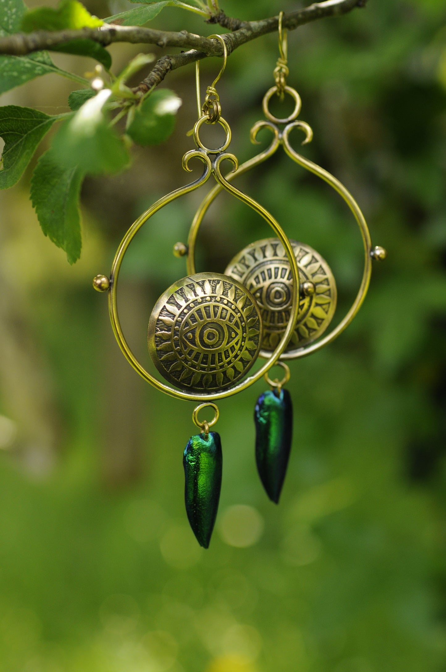 Longue boucles d'oreille l'œil du scarabée en laiton, bille de bronze et élytres de scarabée