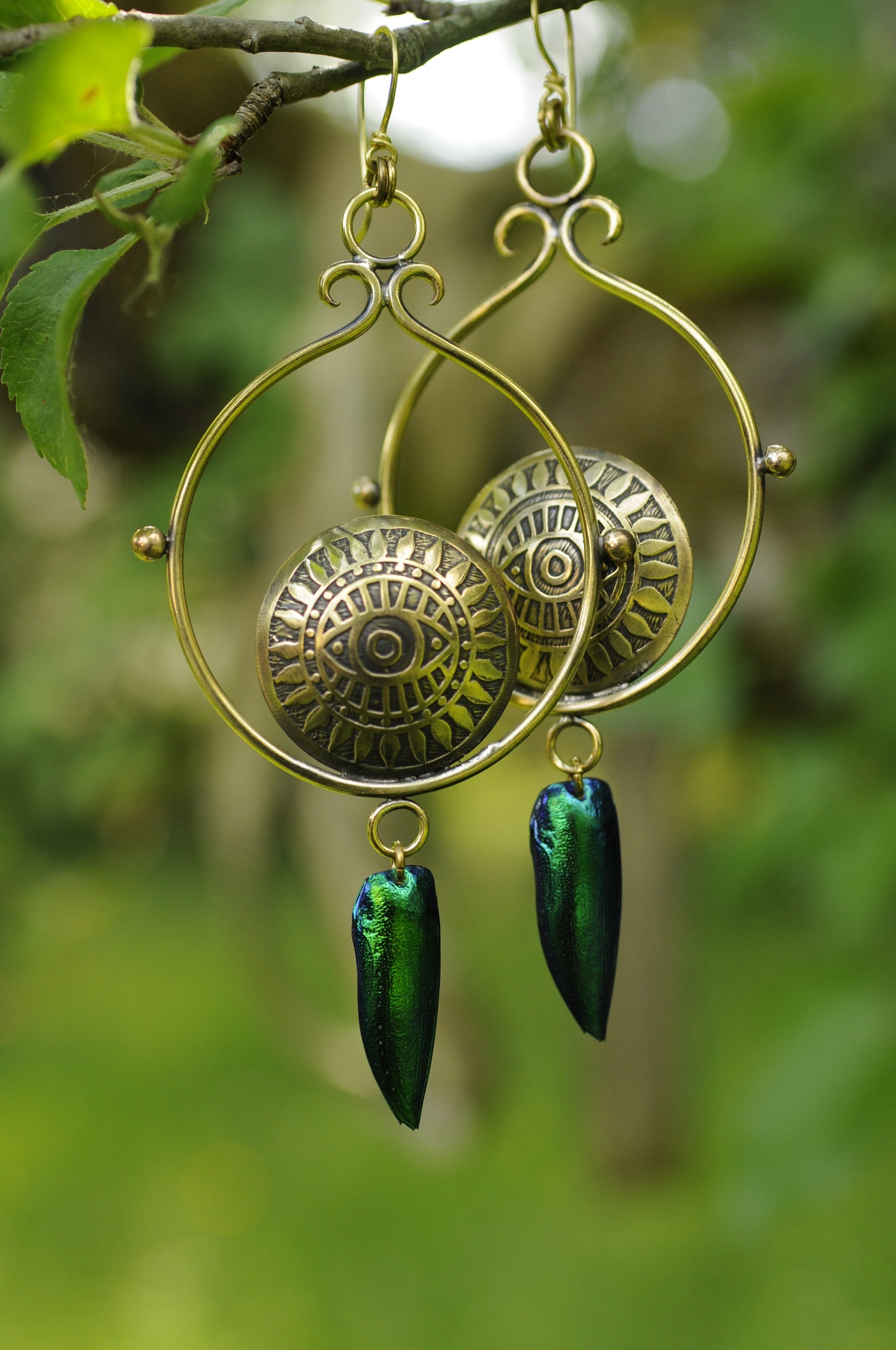 Longue boucles d'oreille l'œil du scarabée en laiton, bille de bronze et élytres de scarabée