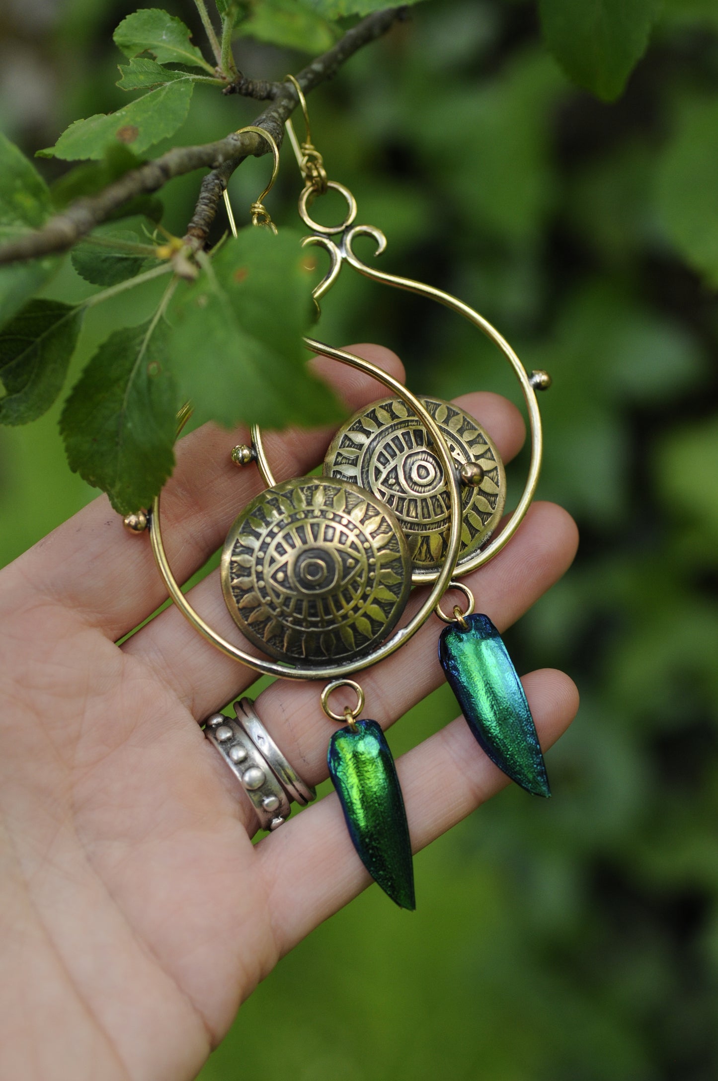 Longue boucles d'oreille l'œil du scarabée en laiton, bille de bronze et élytres de scarabée