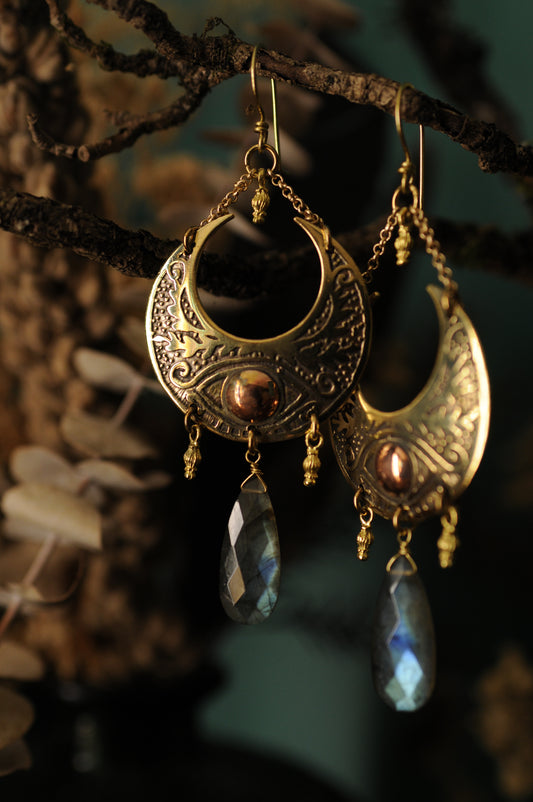 Longue boucles d'oreilles La Pythie en laiton, cabochon en cuivre et labradorites