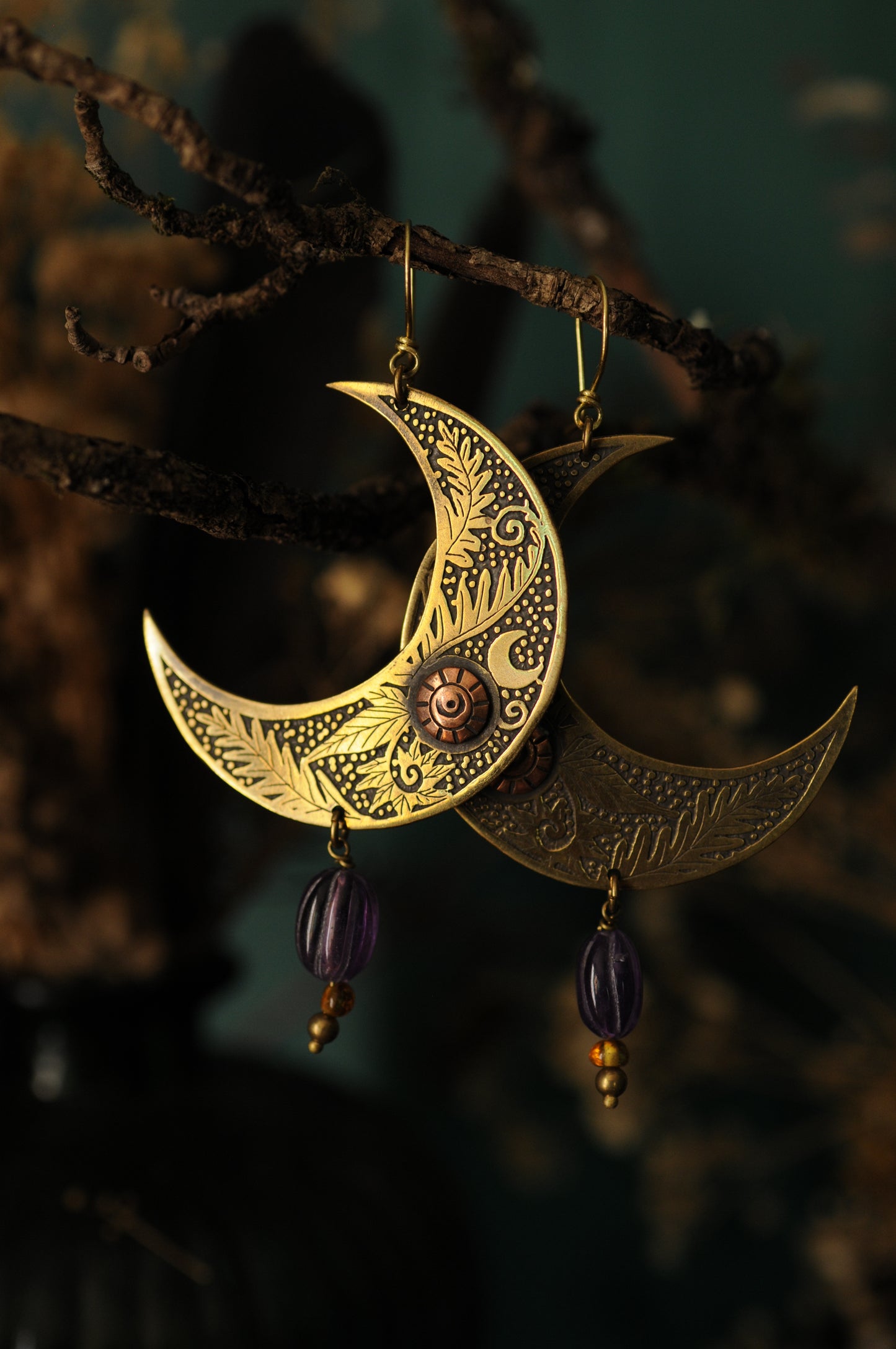 Très grandes boucles d'oreilles croissant de lune "Falls" en laiton gravé, cabochon en cuivre, améthystes et ambre