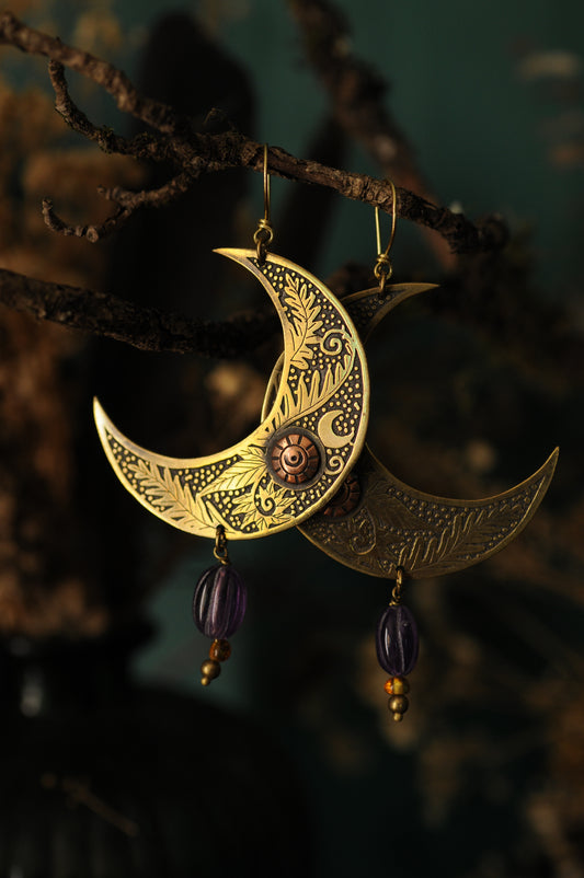 Très grandes boucles d'oreilles croissant de lune "Falls" en laiton gravé, cabochon en cuivre, améthystes et ambre