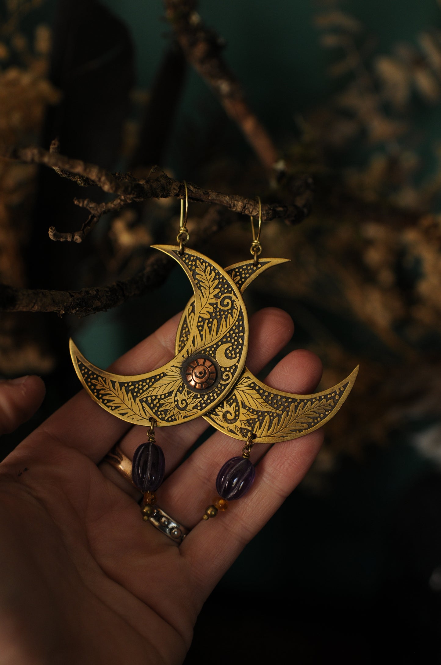 Très grandes boucles d'oreilles croissant de lune "Falls" en laiton gravé, cabochon en cuivre, améthystes et ambre