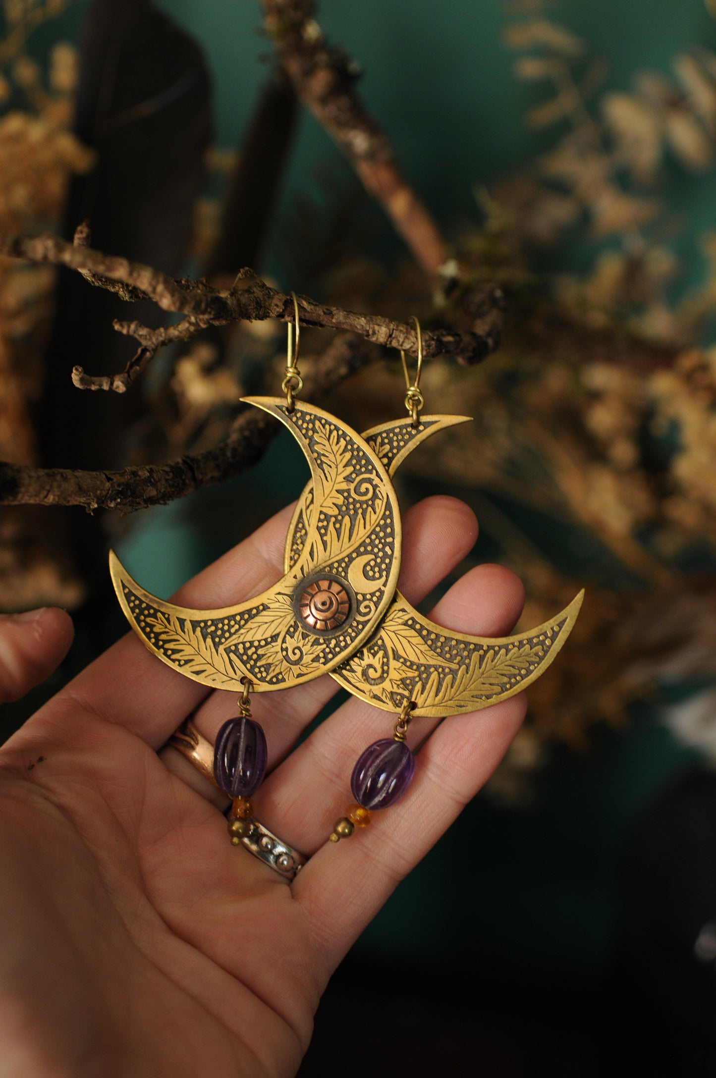 Très grandes boucles d'oreilles croissant de lune "Falls" en laiton gravé, cabochon en cuivre, améthystes et ambre