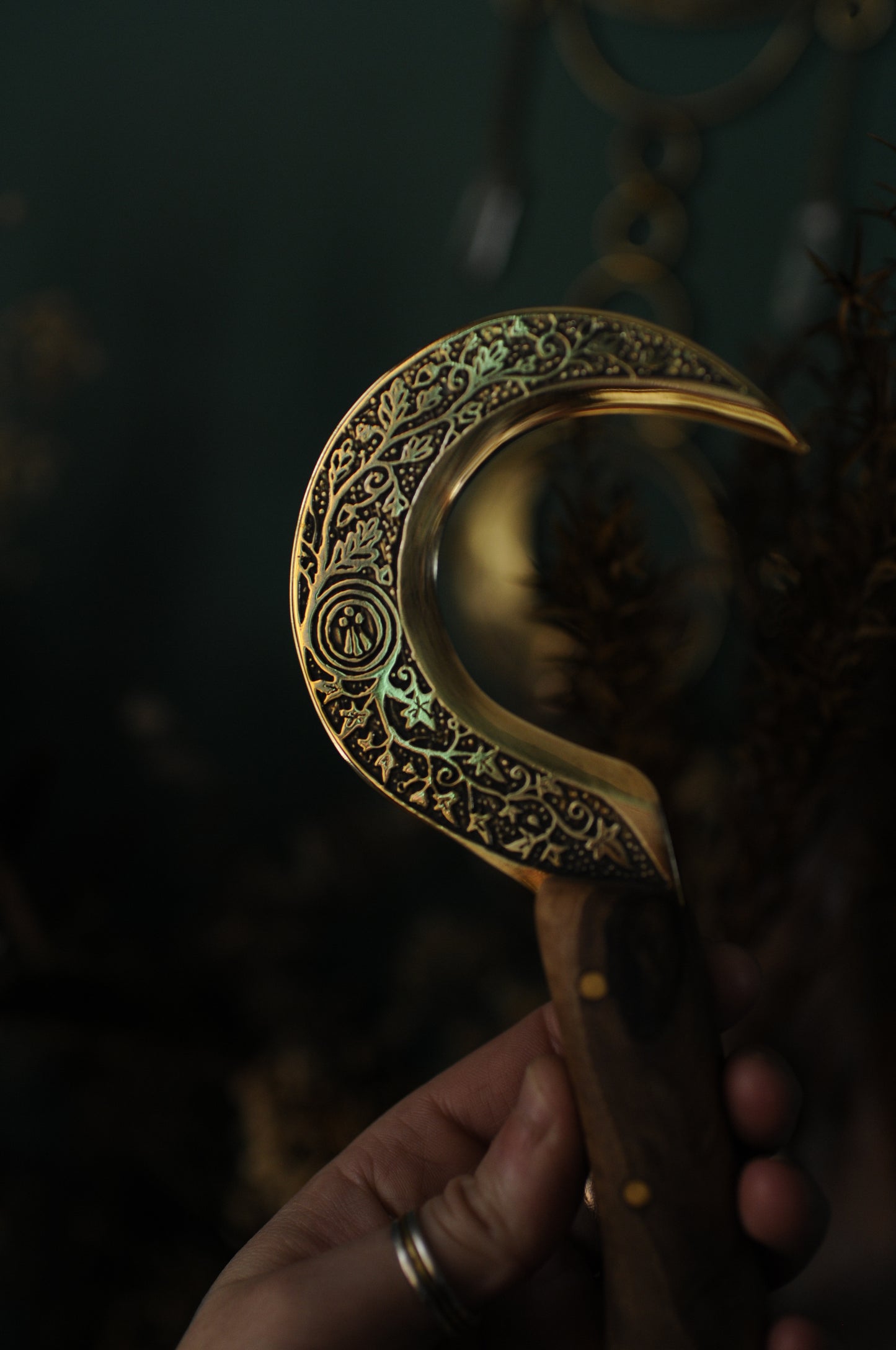 Boline rituelle en laiton gravé et bois de noyer, Awen druidique et feuille de lierre et chêne