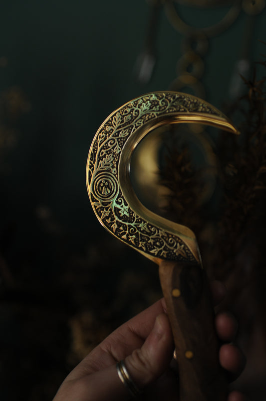 Boline rituelle en laiton gravé et bois de noyer, Awen druidique et feuille de lierre et chêne