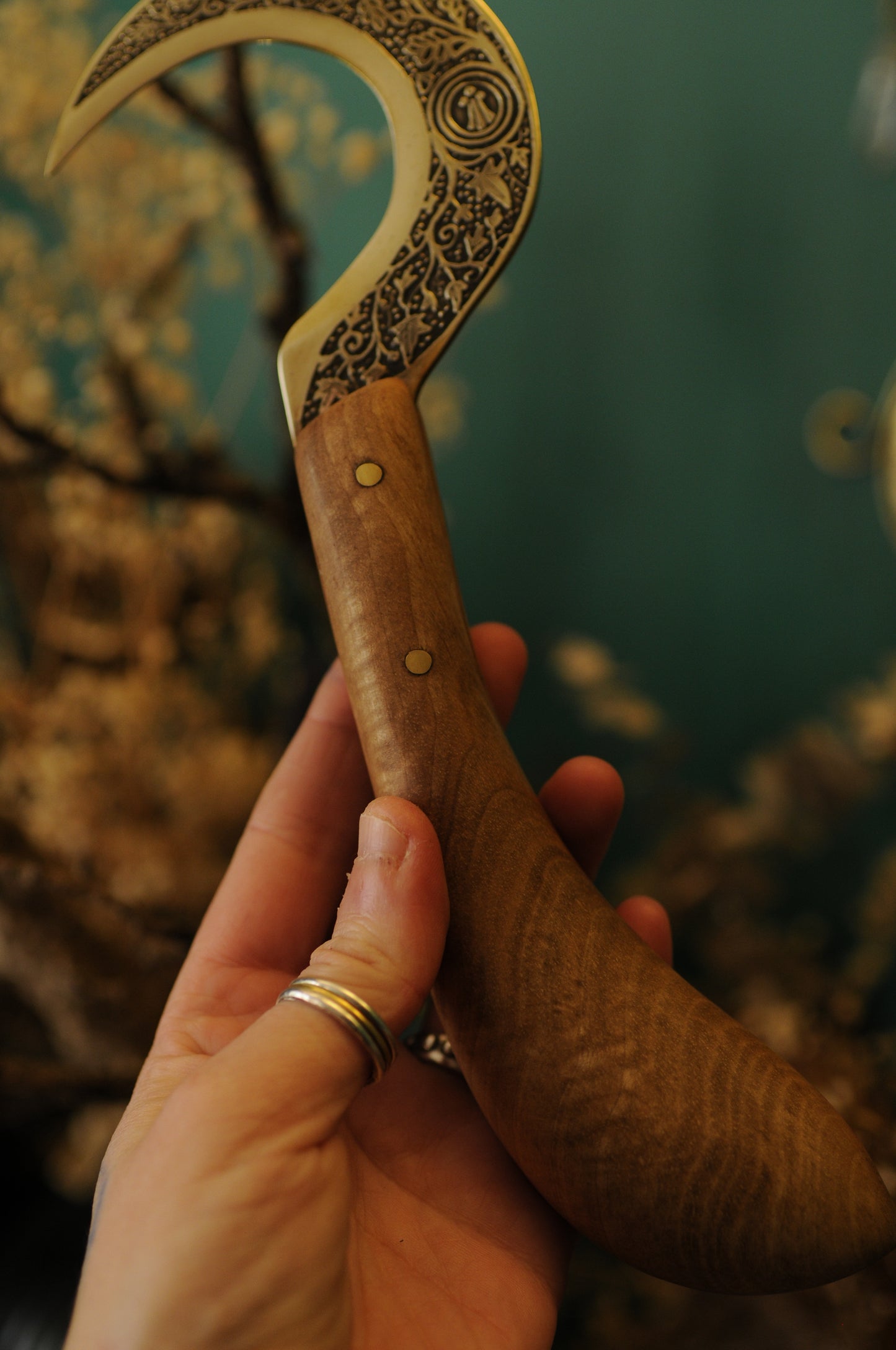 Boline rituelle en laiton gravé et bois de noyer, Awen druidique et feuille de lierre et chêne