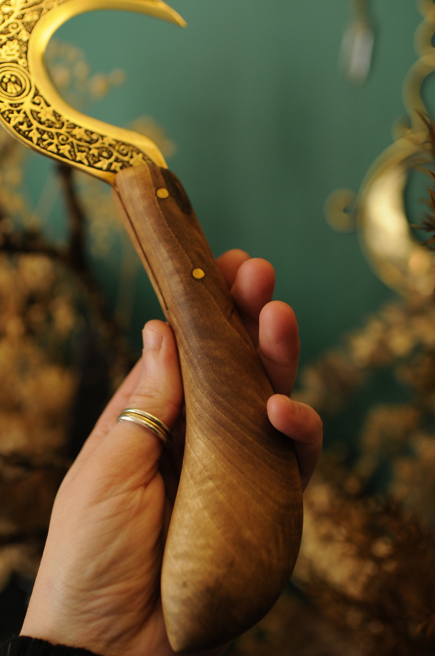 Boline rituelle en laiton gravé et bois de noyer, Awen druidique et feuille de lierre et chêne