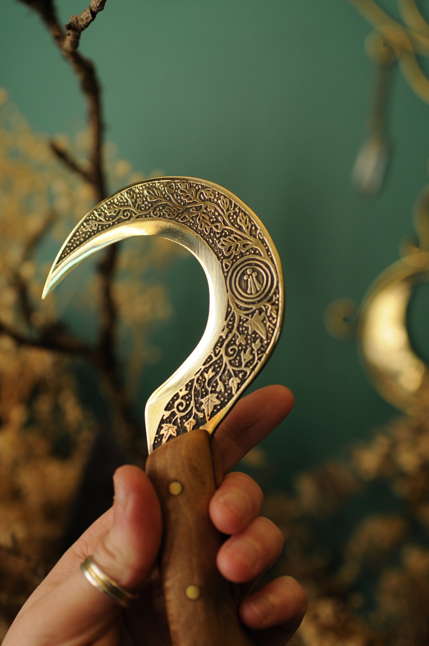 Boline rituelle en laiton gravé et bois de noyer, Awen druidique et feuille de lierre et chêne