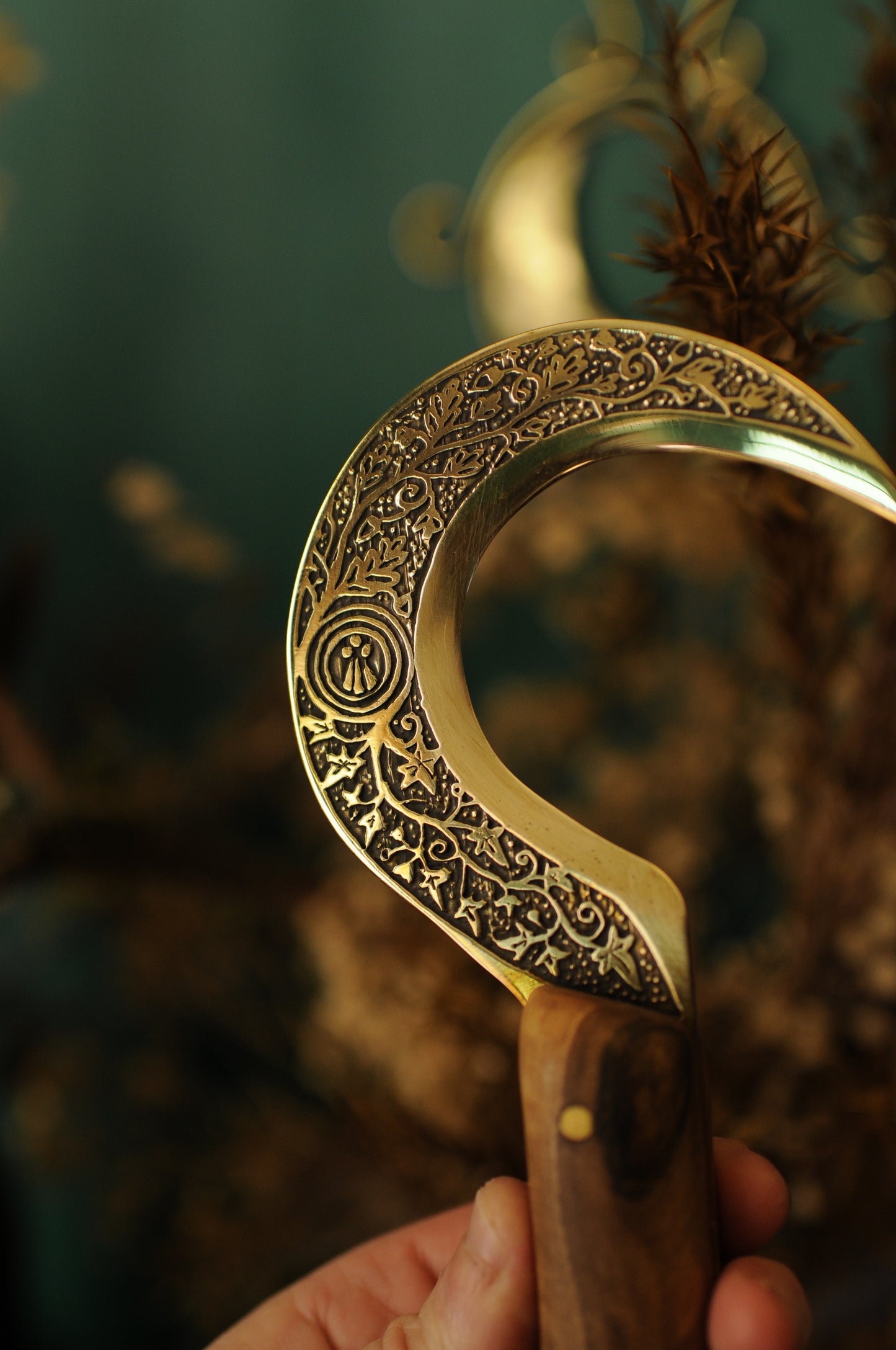 Boline rituelle en laiton gravé et bois de noyer, Awen druidique et feuille de lierre et chêne