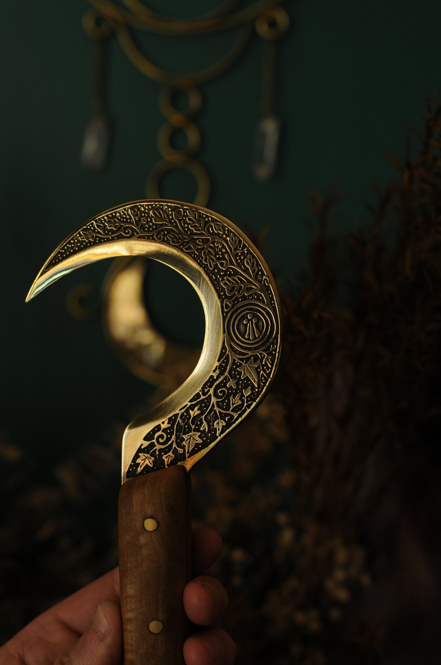 Boline rituelle en laiton gravé et bois de noyer, Awen druidique et feuille de lierre et chêne